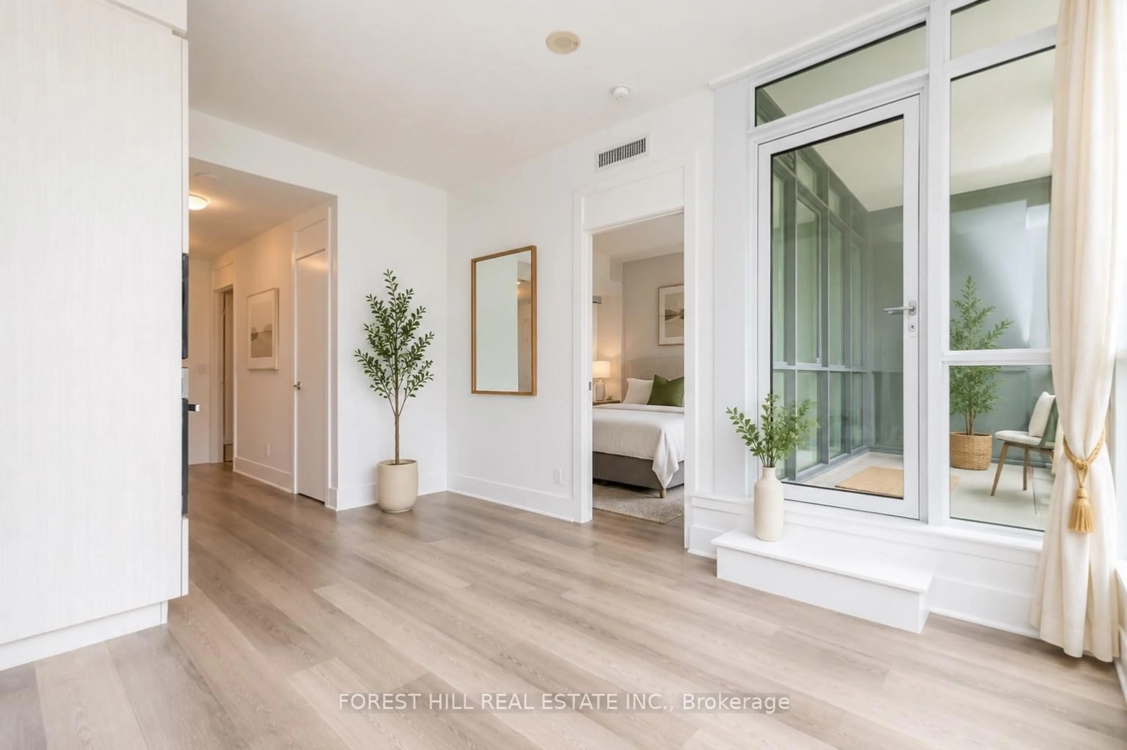 Indoor entryway for 32 Davenport Rd #306, Toronto Ontario M5R 0B5