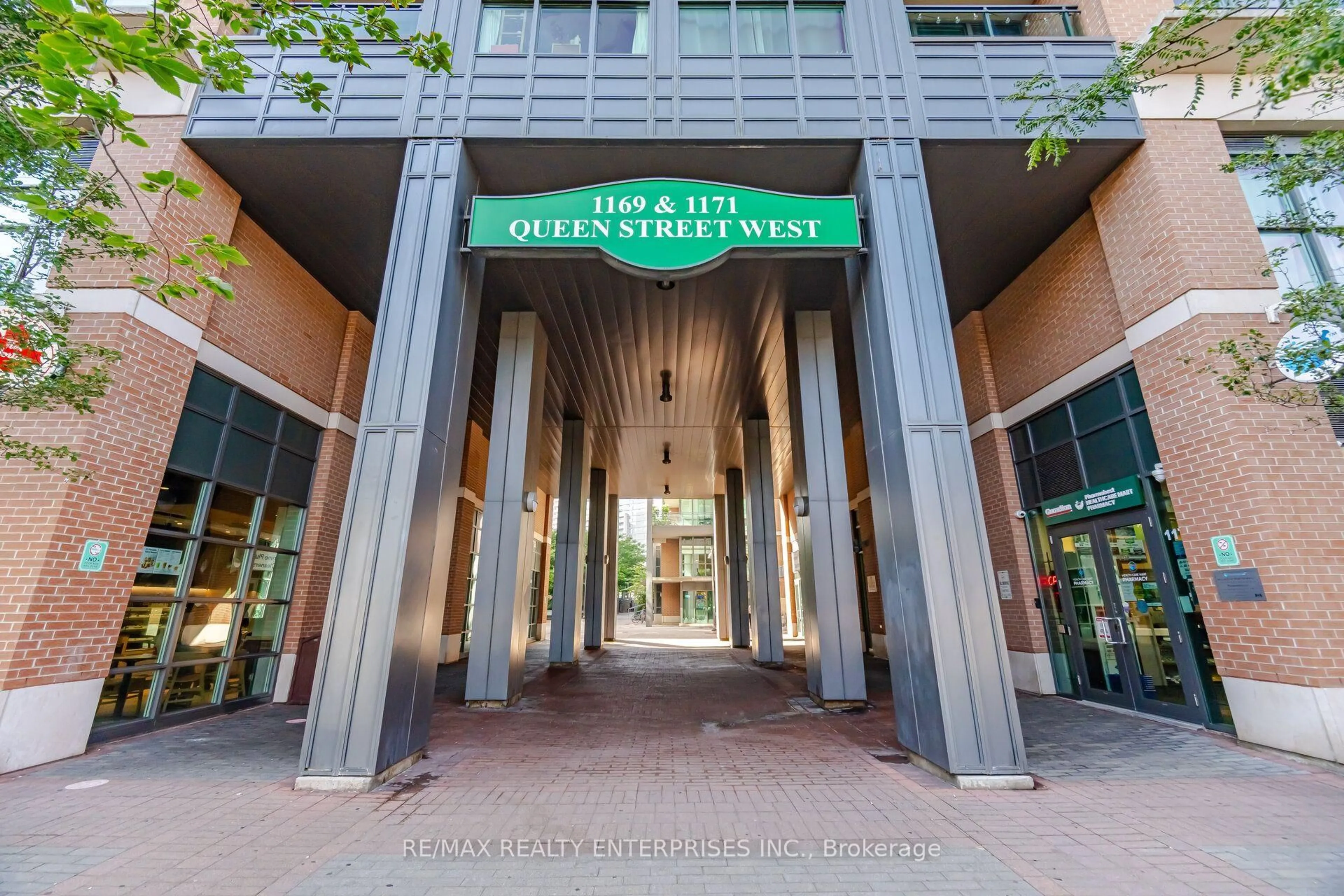 Indoor foyer for 1169 Queen St #608, Toronto Ontario M6J 1J4