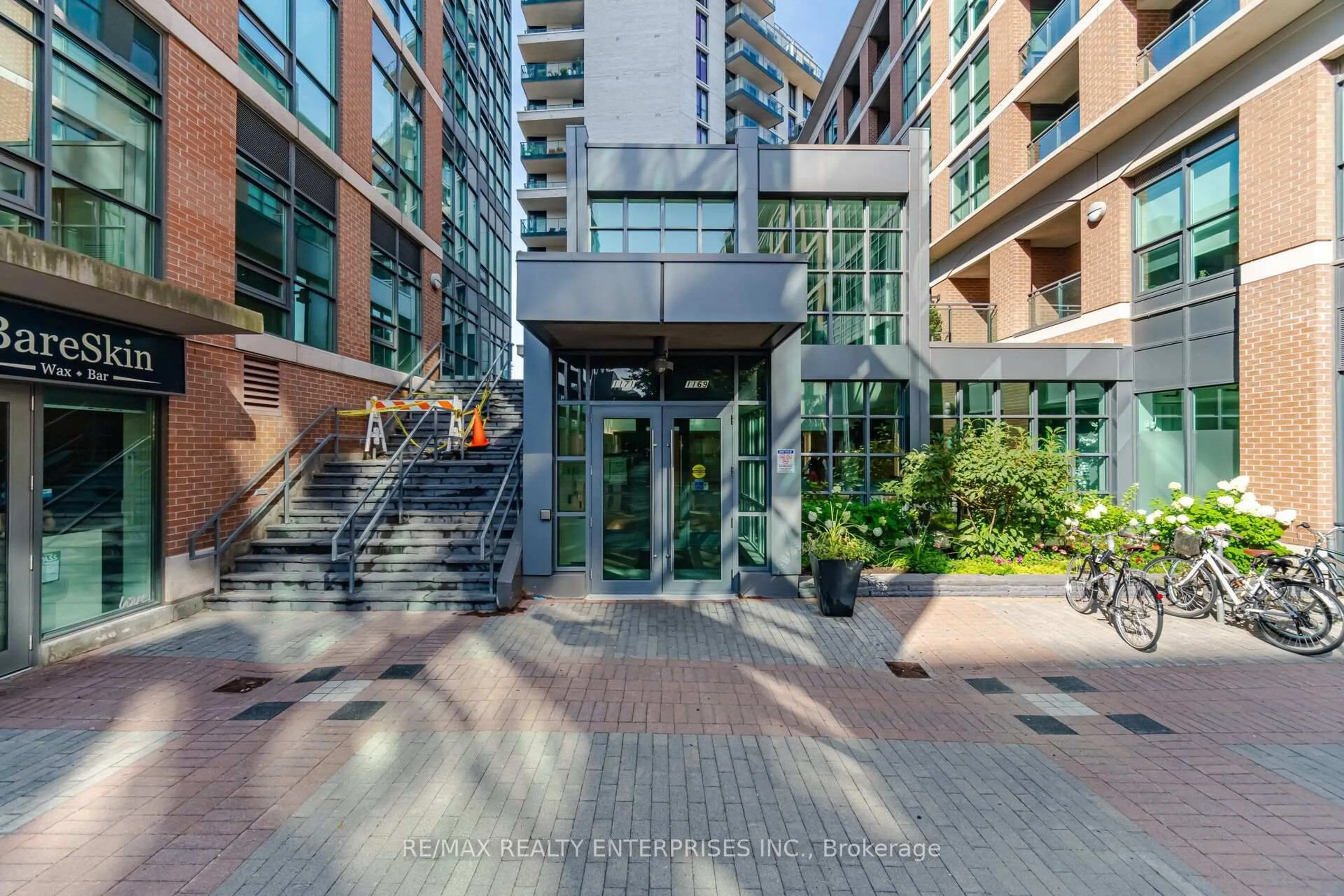 Indoor foyer for 1169 Queen St #608, Toronto Ontario M6J 1J4