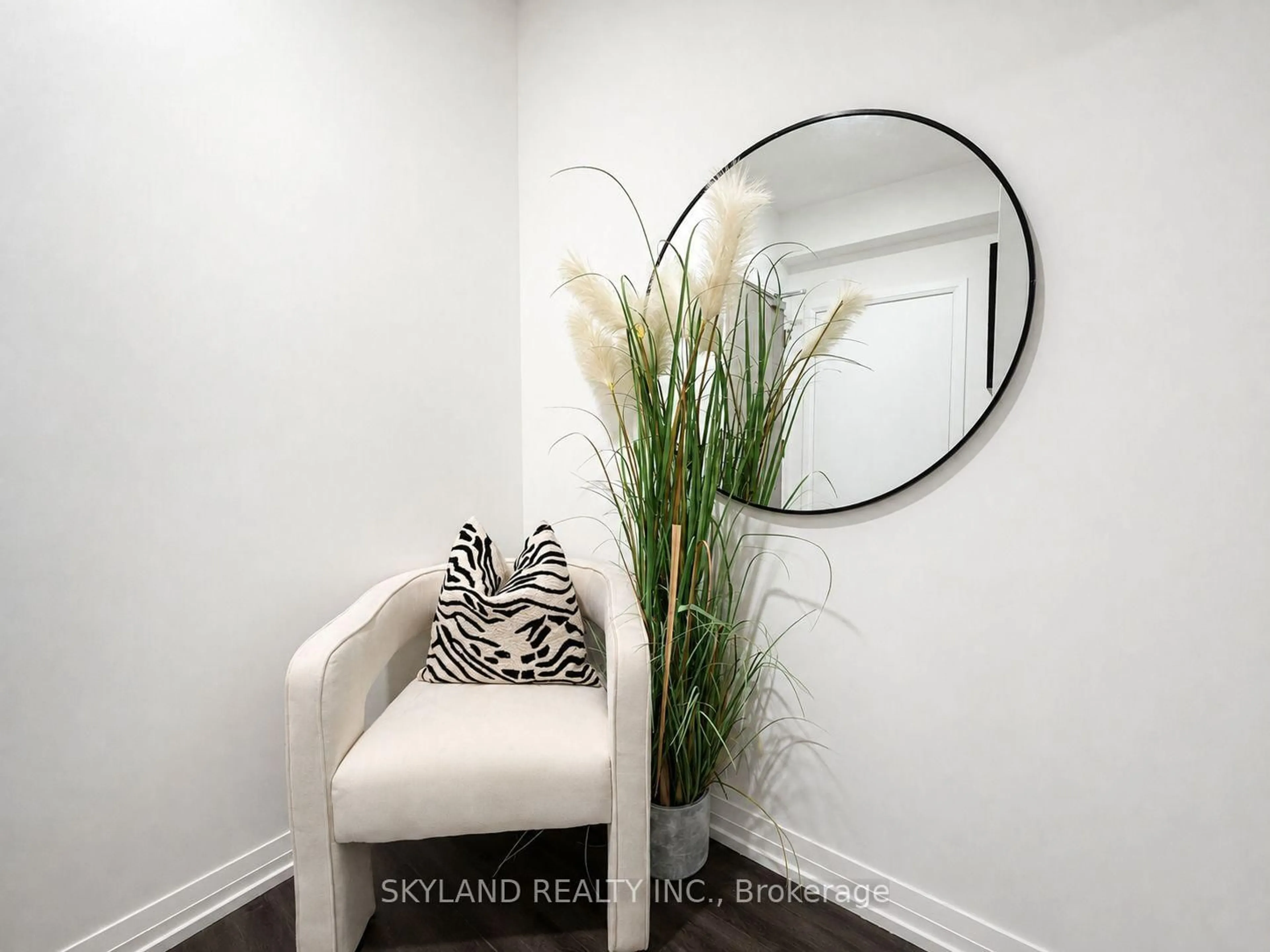 Indoor entryway for 75 Canterbury Pl #1607, Toronto Ontario M2N 2N1