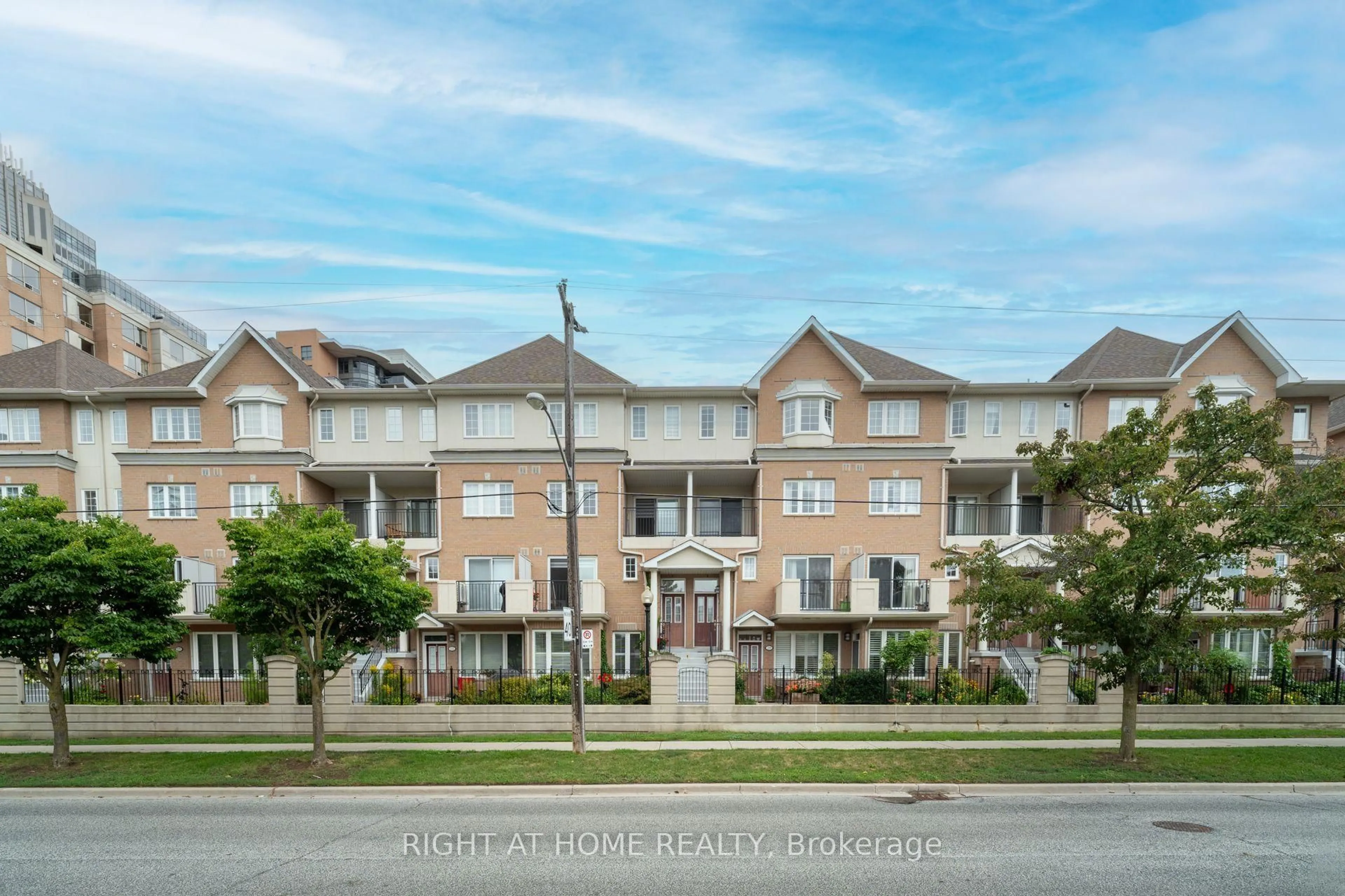 A pic from outside/outdoor area/front of a property/back of a property/a pic from drone, street for 220 Grandview Way, Toronto Ontario M2N 6V3
