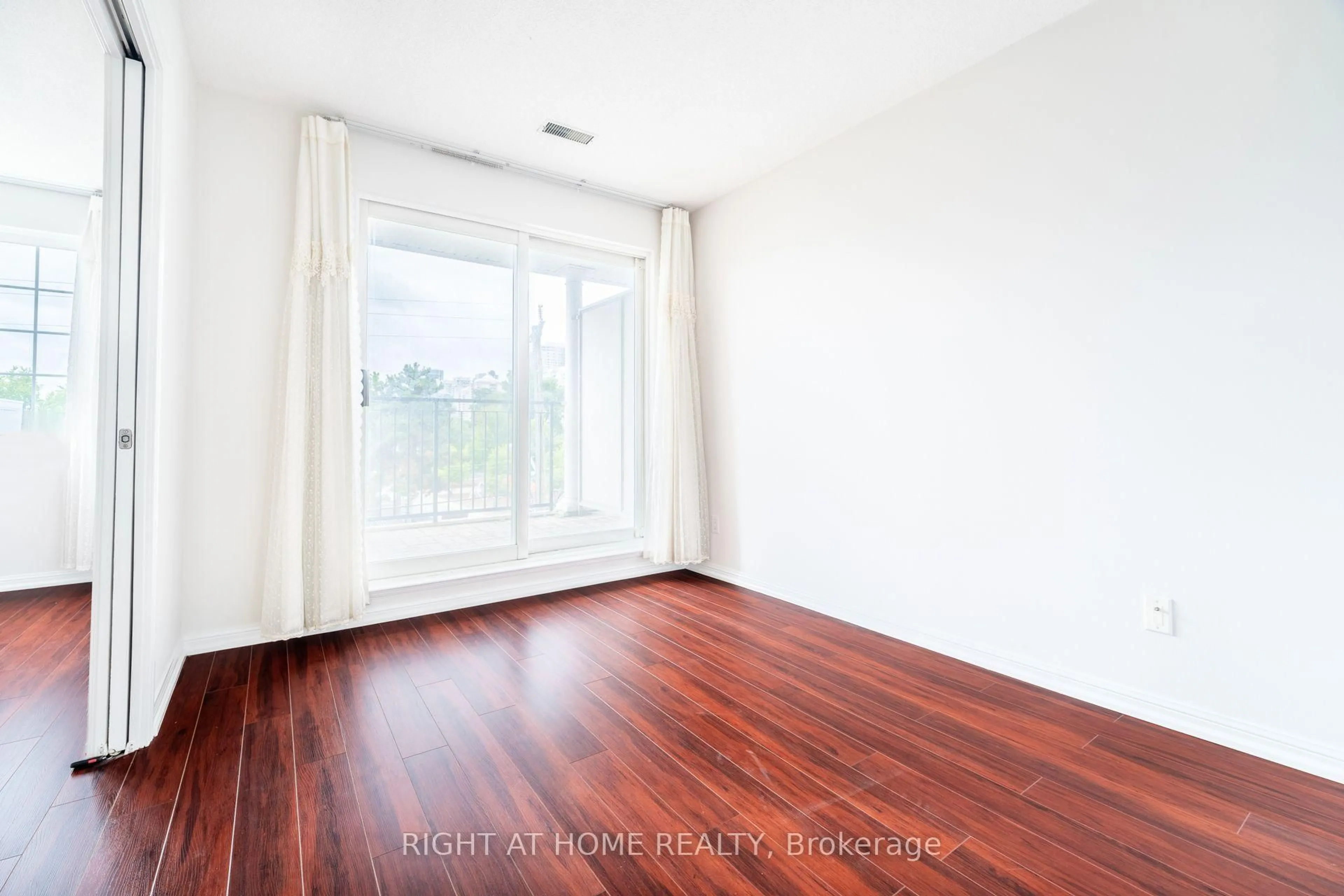 A pic of a room for 220 Grandview Way, Toronto Ontario M2N 6V3