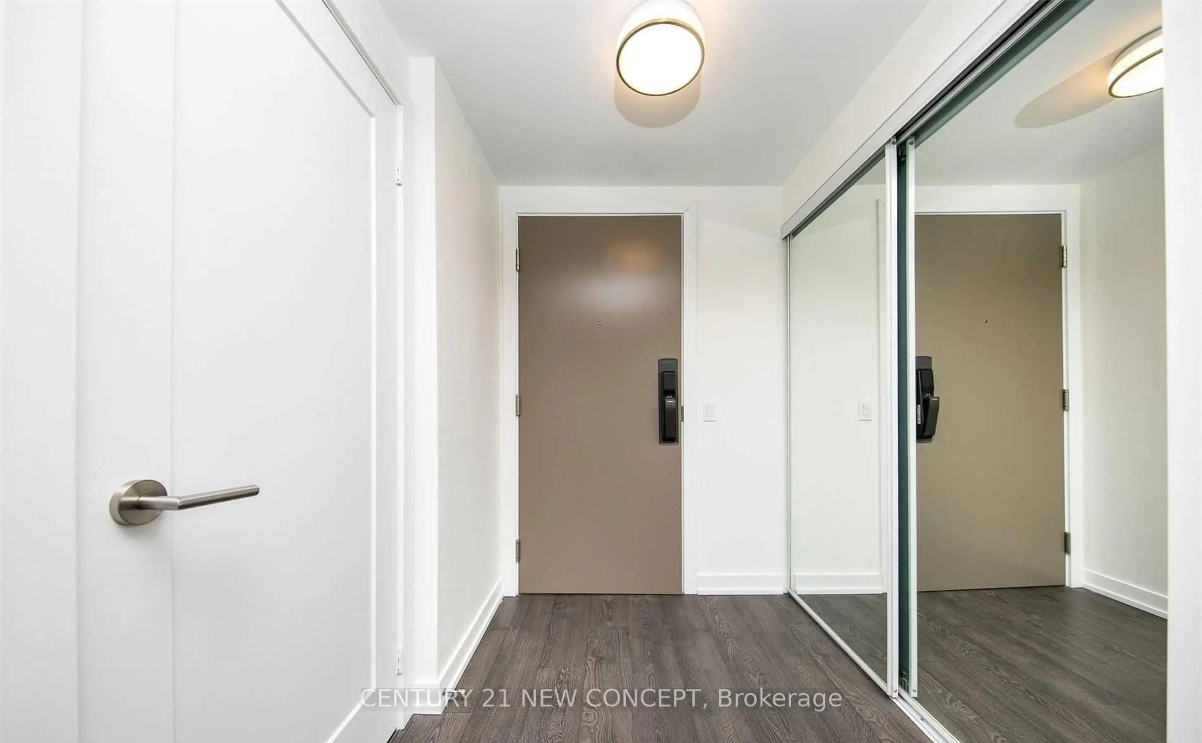 Indoor entryway for 10 York St #1404, Toronto Ontario M5J 0E1