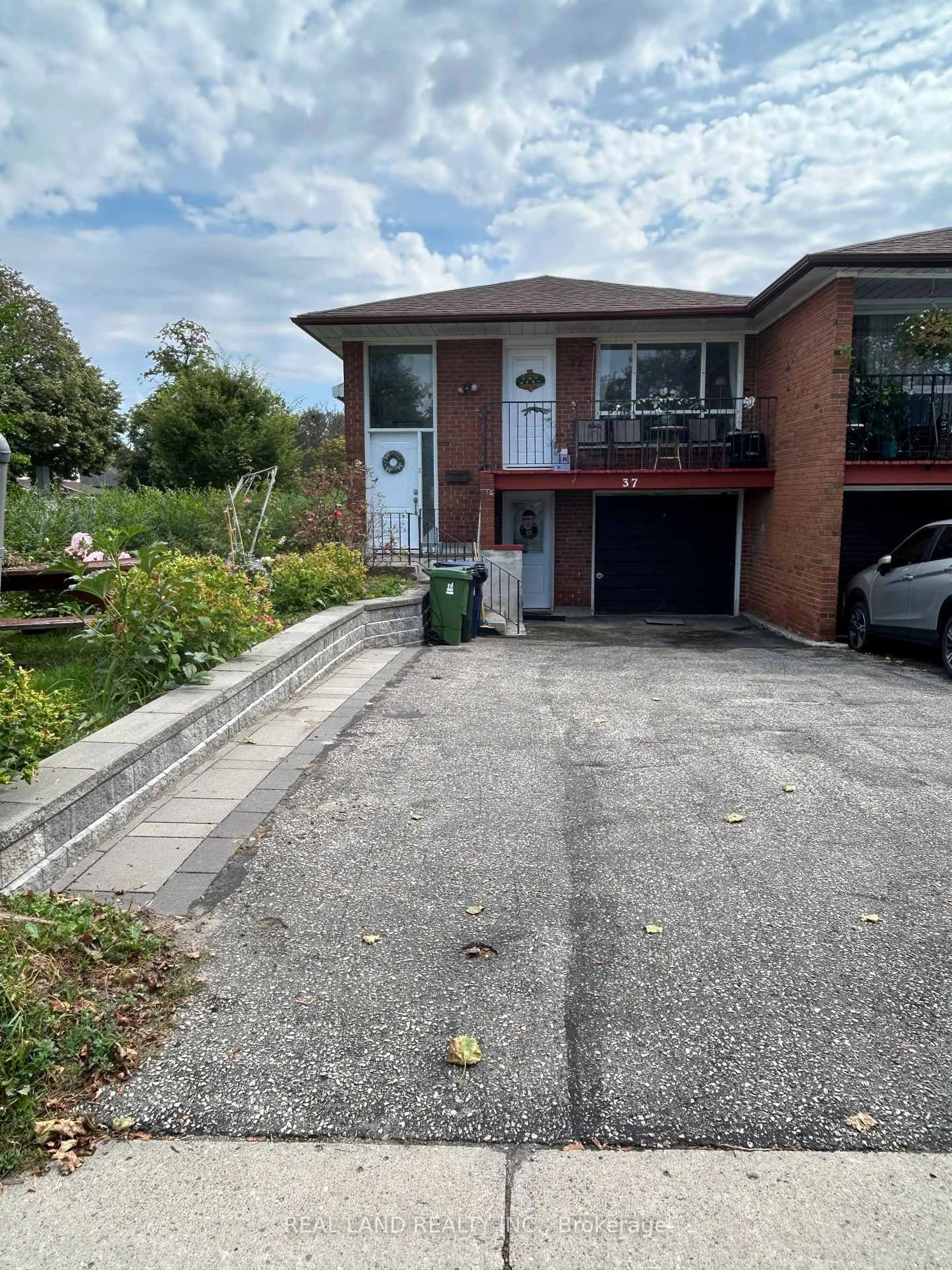 A pic from outside/outdoor area/front of a property/back of a property/a pic from drone, street for 37 Pawnee Ave, Toronto Ontario M2H 3C6