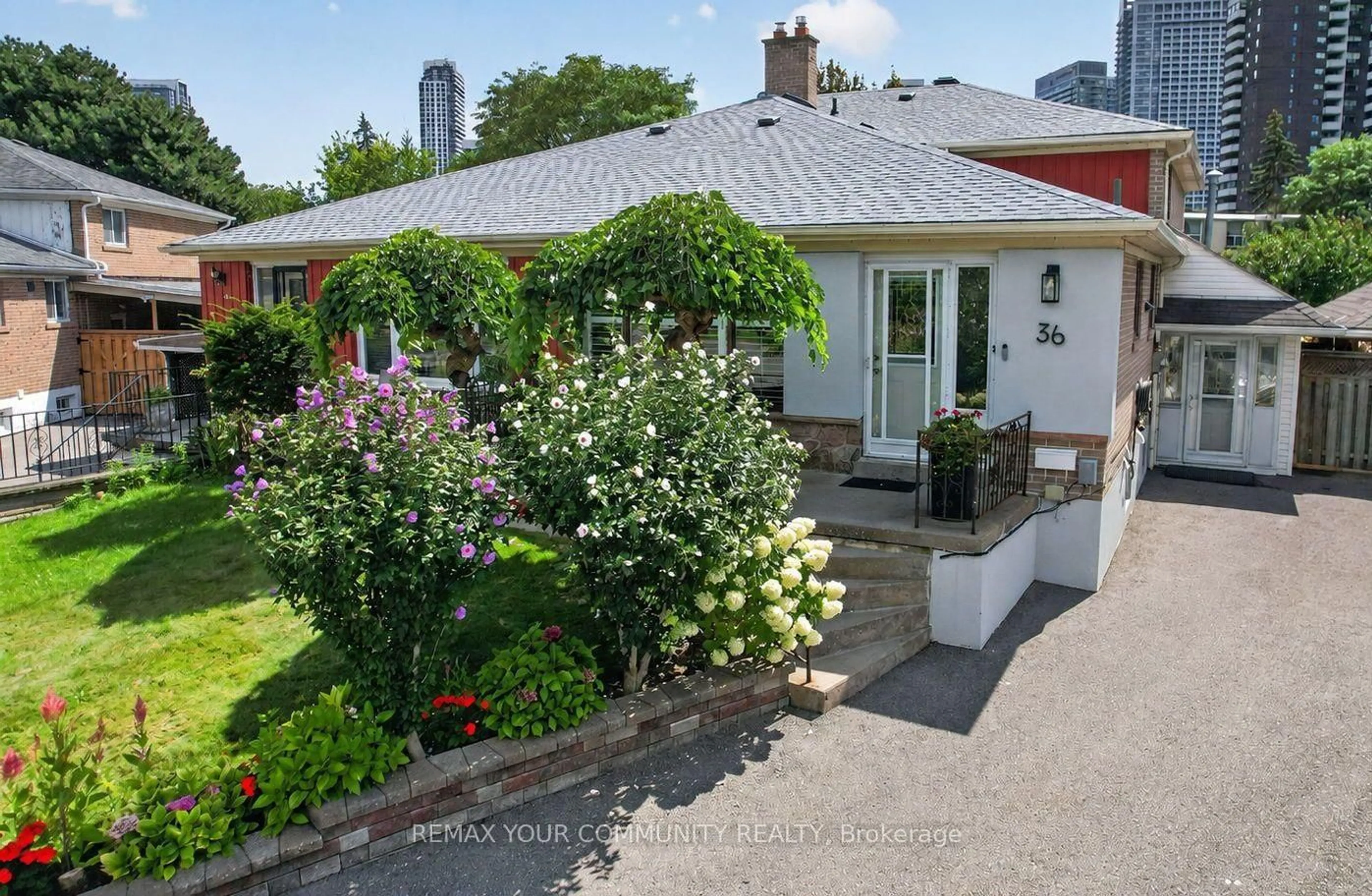 A pic from outside/outdoor area/front of a property/back of a property/a pic from drone, street for 36 Crossbow Cres, Toronto Ontario M2J 3M4