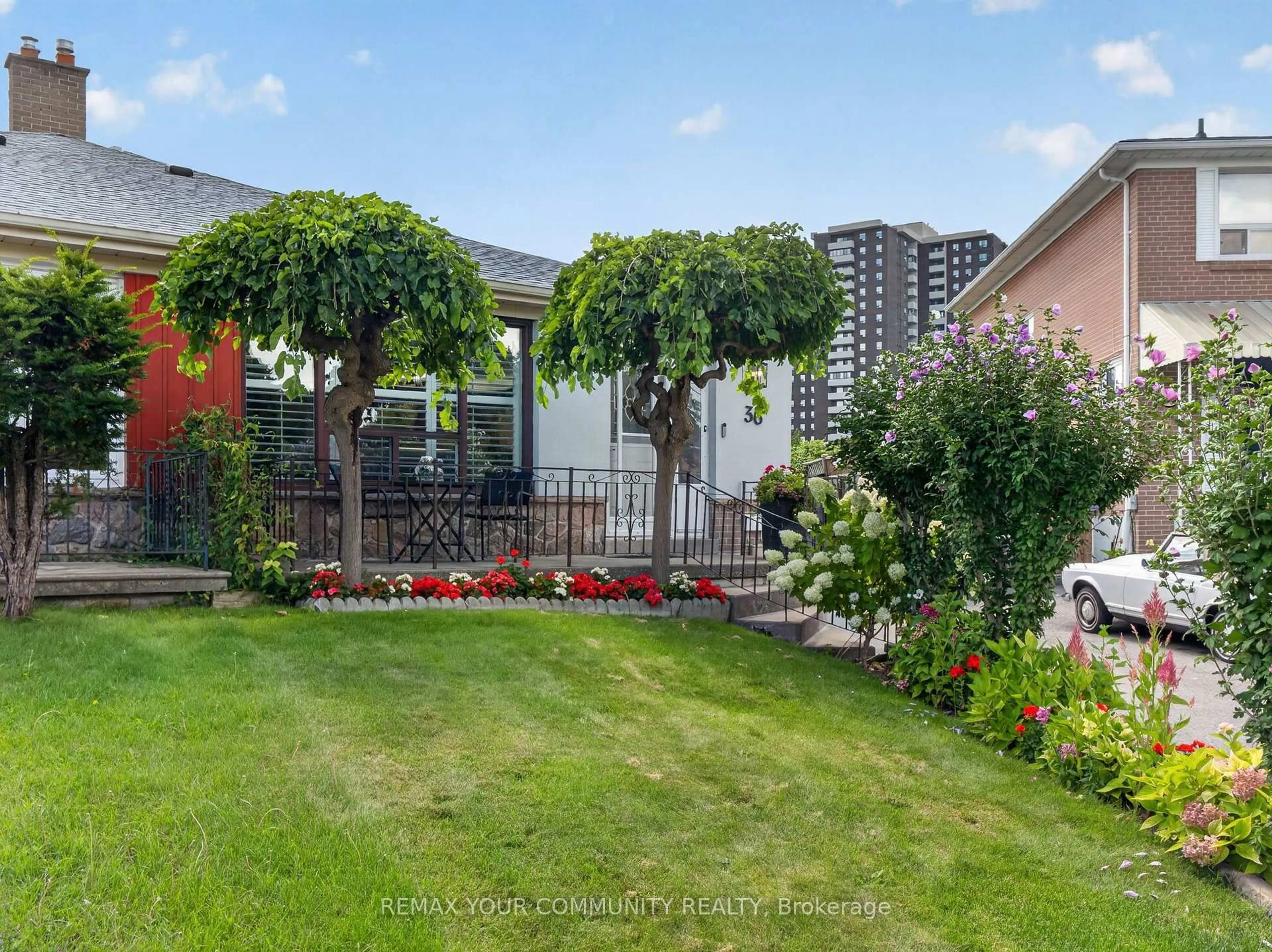 A pic from outside/outdoor area/front of a property/back of a property/a pic from drone, street for 36 Crossbow Cres, Toronto Ontario M2J 3M4