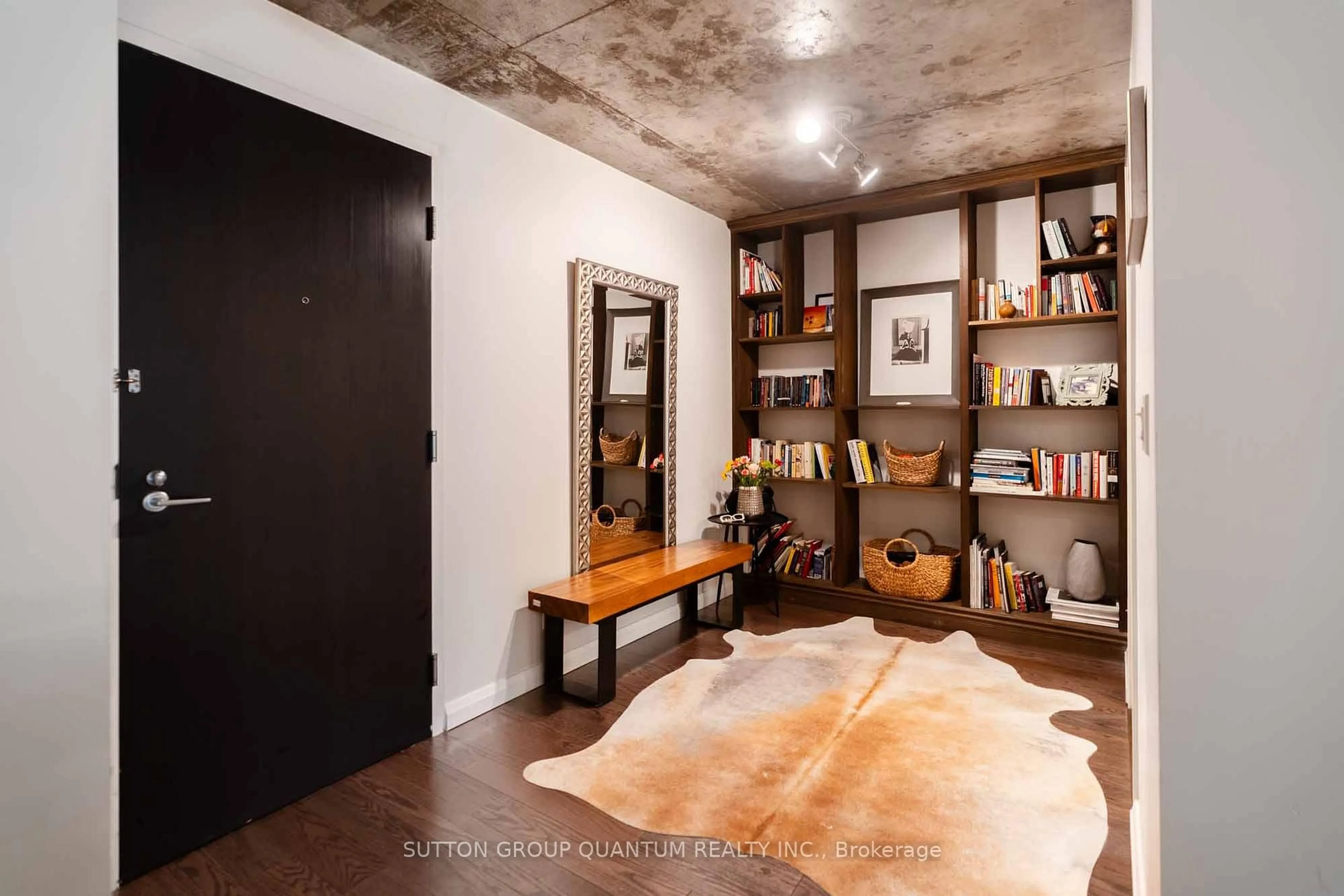 Indoor entryway for 1005 King St #502, Toronto Ontario M6K 3M8