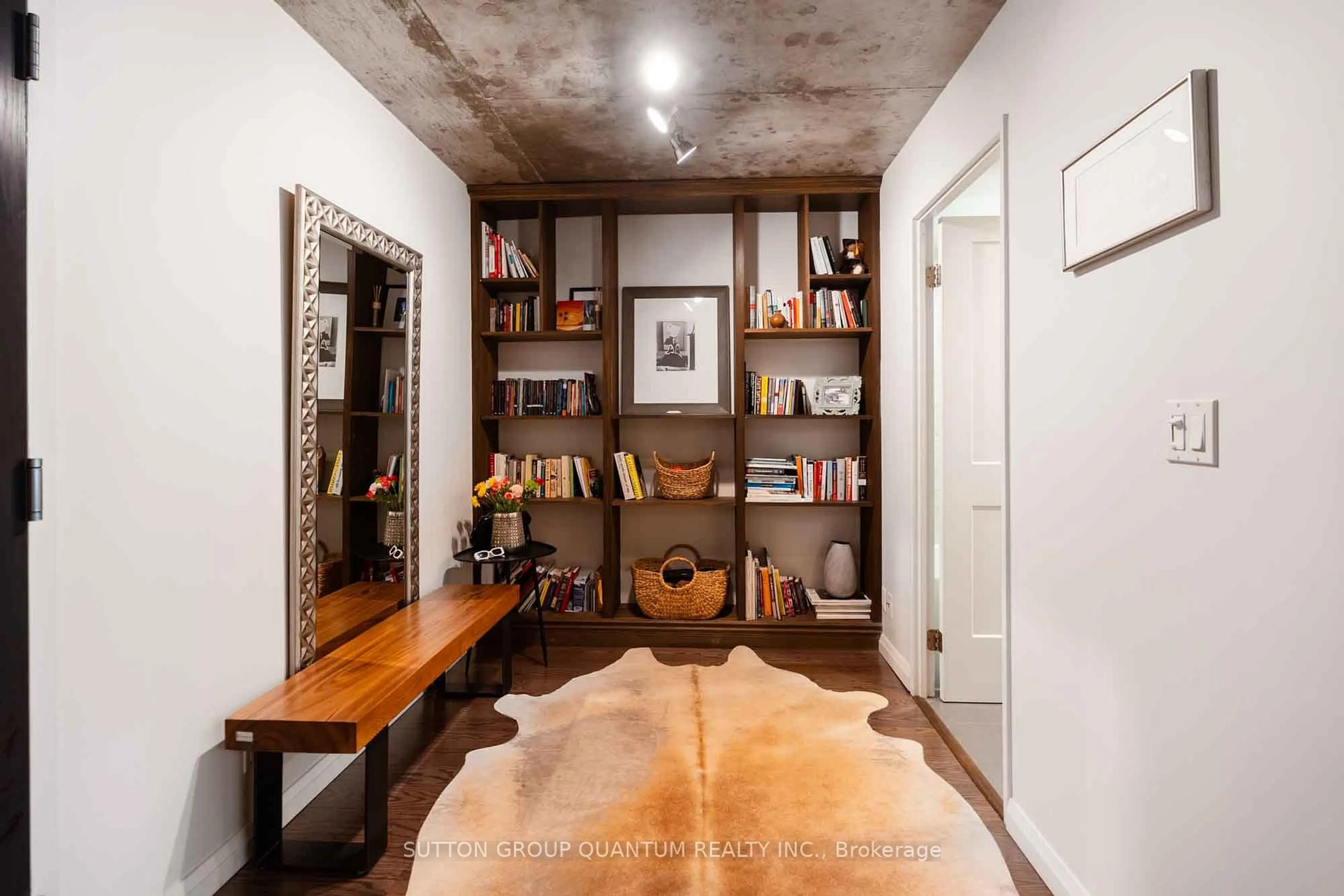 Indoor entryway for 1005 King St #502, Toronto Ontario M6K 3M8