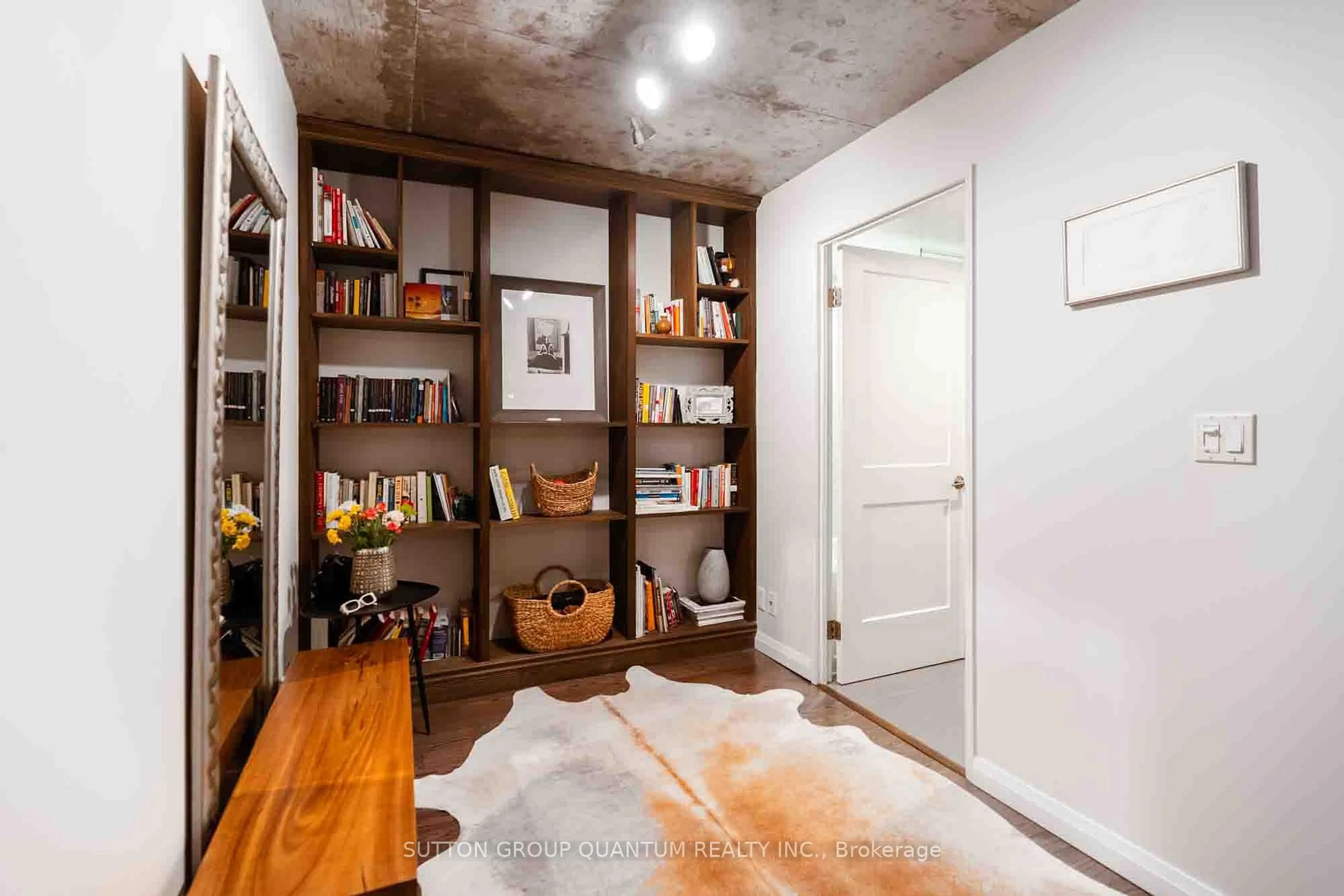 Indoor entryway for 1005 King St #502, Toronto Ontario M6K 3M8