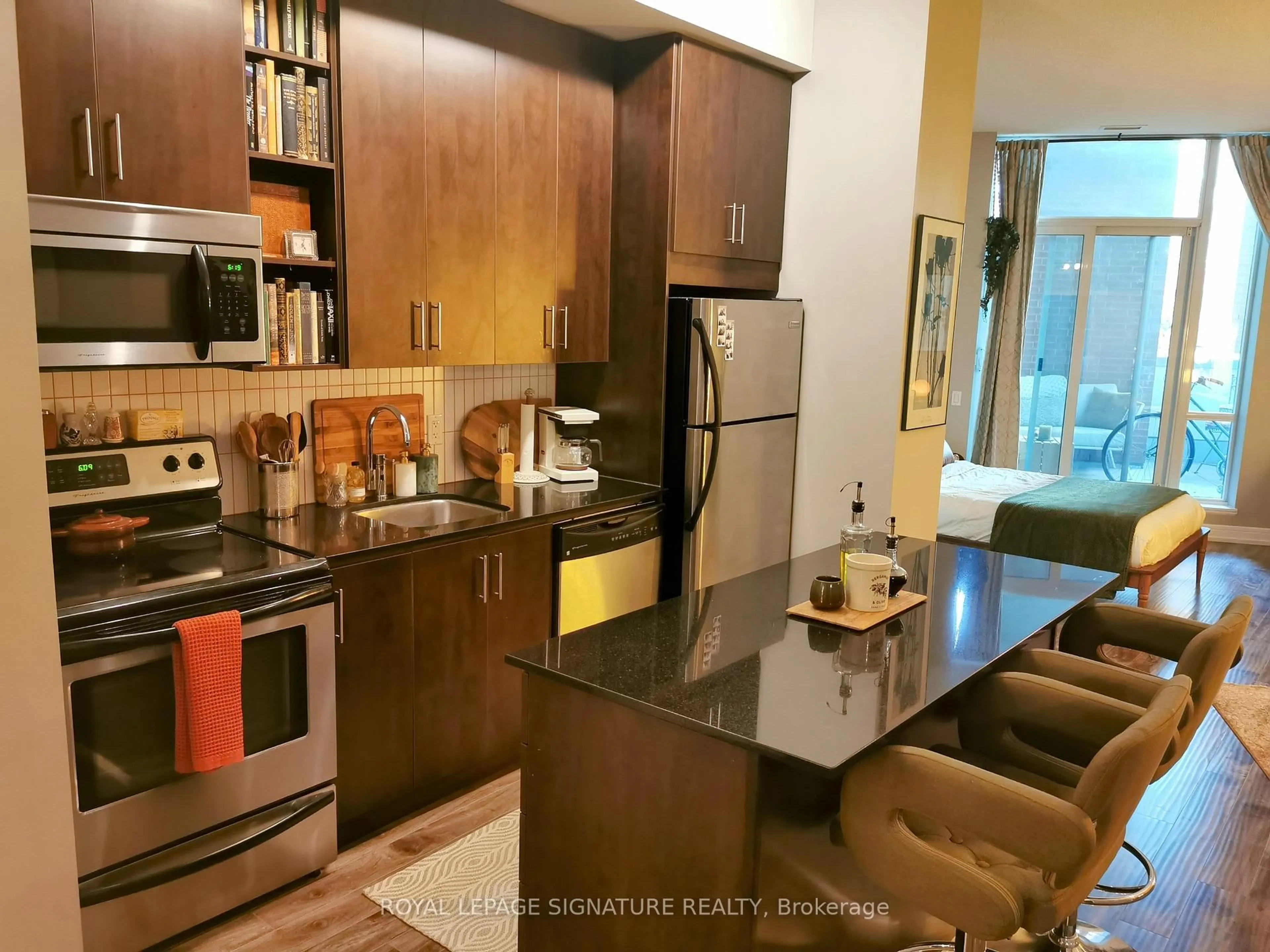 Open concept kitchen, ceramic/tile floor for 112 George St #S202, Toronto Ontario M5A 2M5