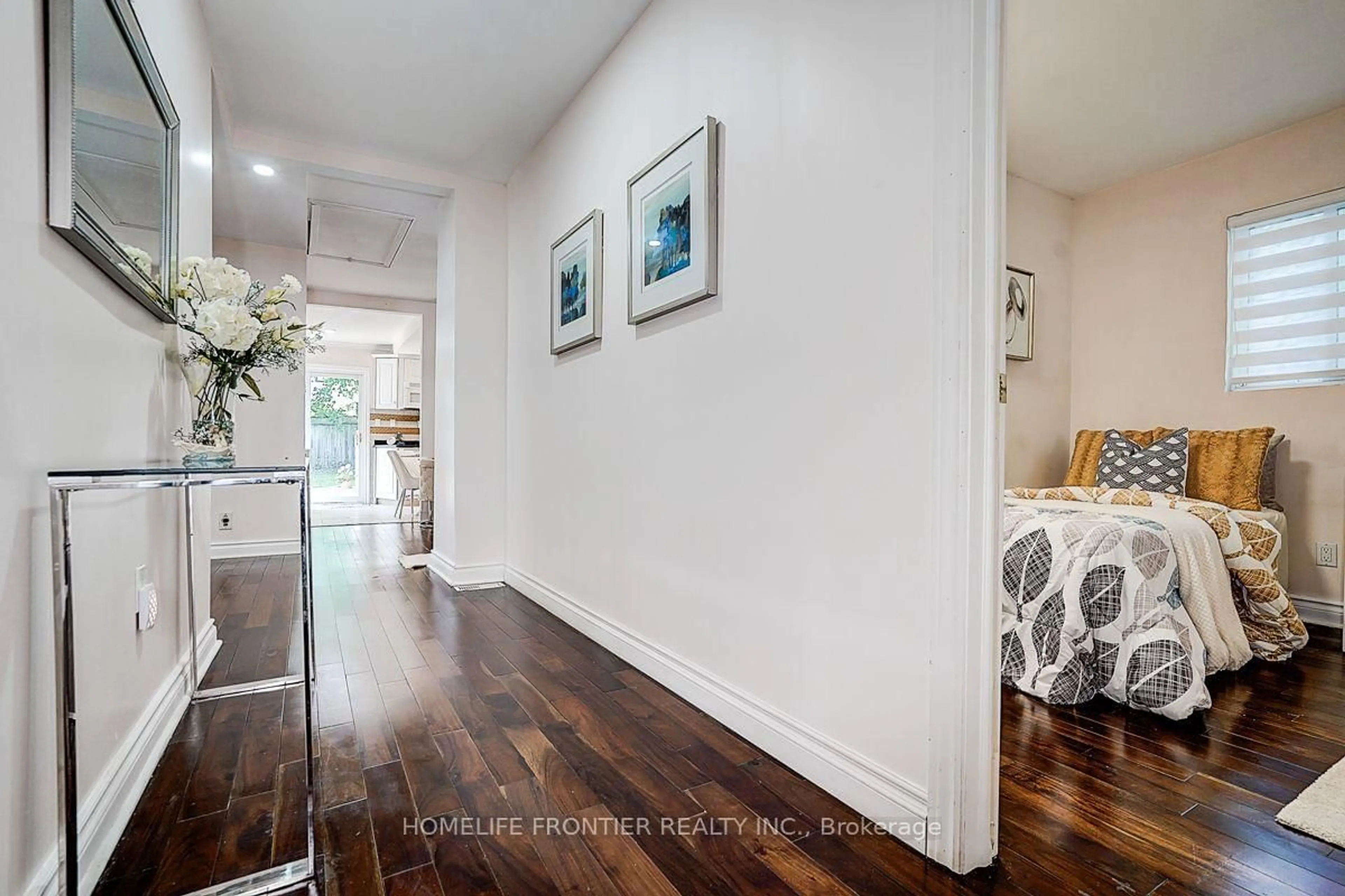 Indoor entryway for 99 Harlandale Ave, Toronto Ontario M2N 1P2
