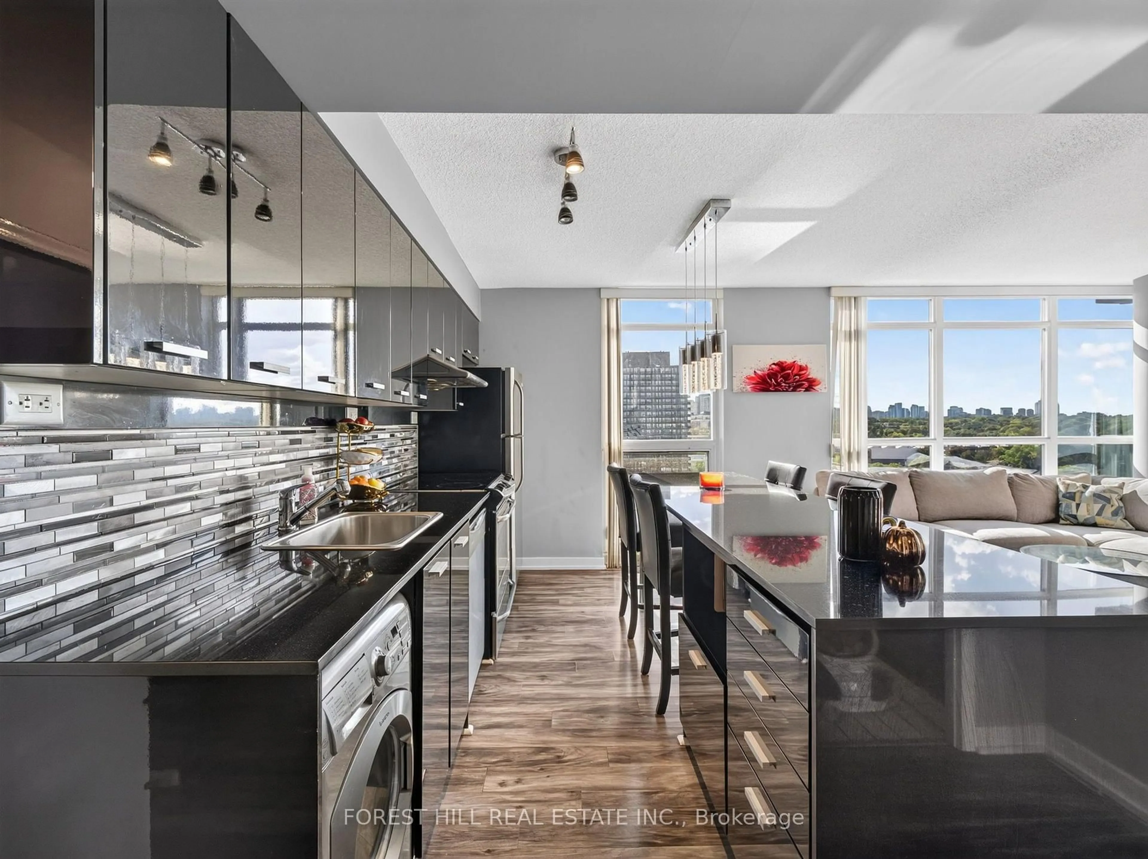 Open concept kitchen, ceramic/tile floor for 19 Singer Crt #1817, Toronto Ontario M2K 0B2