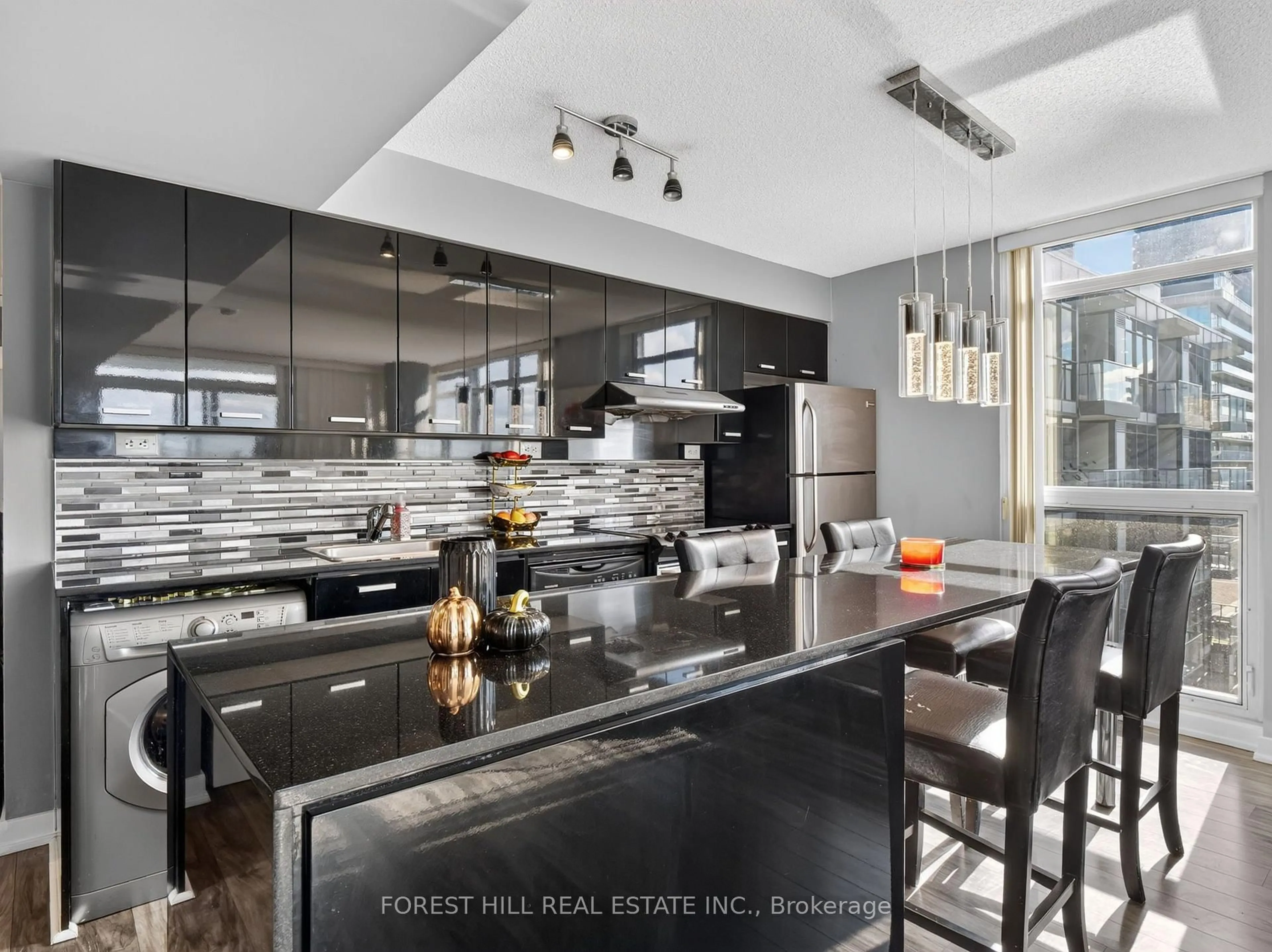 Open concept kitchen, ceramic/tile floor for 19 Singer Crt #1817, Toronto Ontario M2K 0B2
