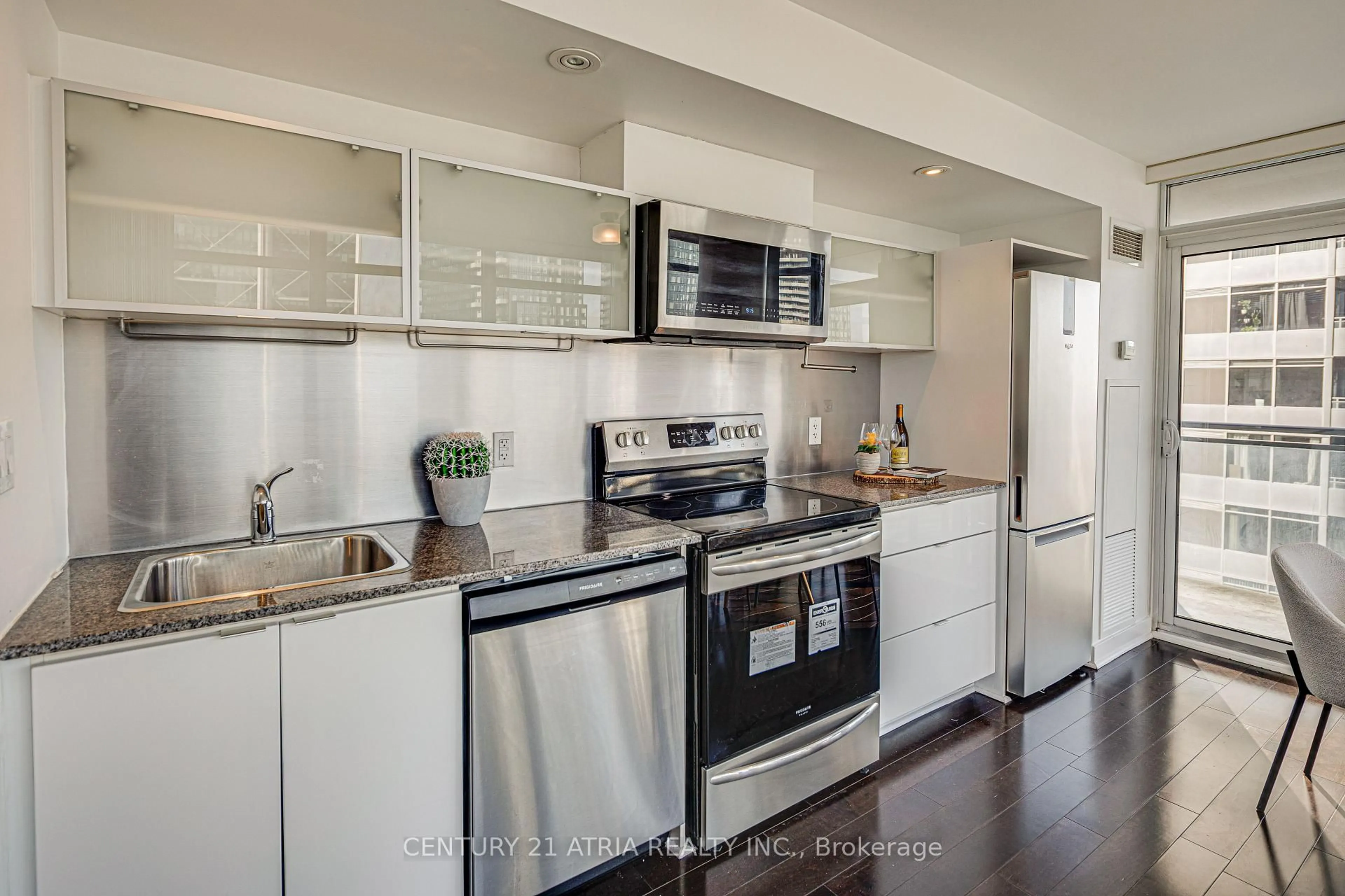 Open concept kitchen, unknown for 4K Spadina Ave #1802, Toronto Ontario M5V 3Y9