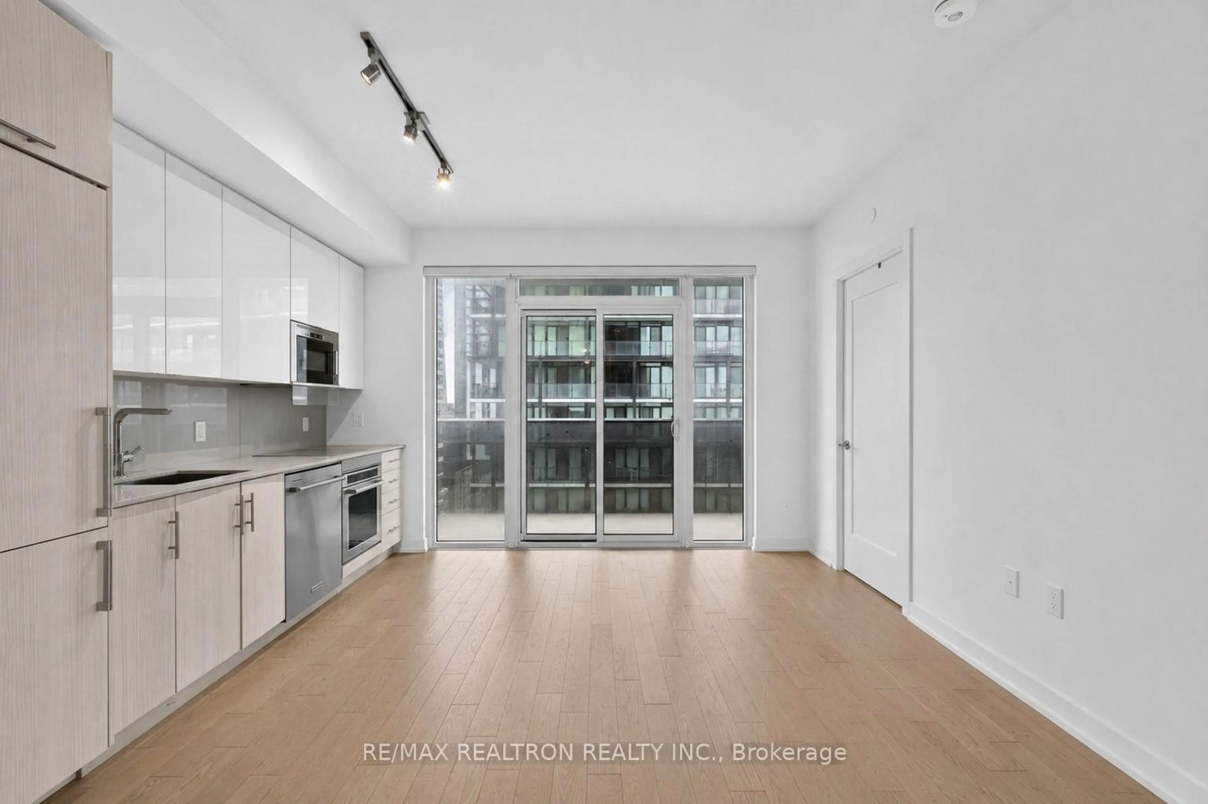 Unknown for 330 Richmond St #2203, Toronto Ontario M5V 0M4