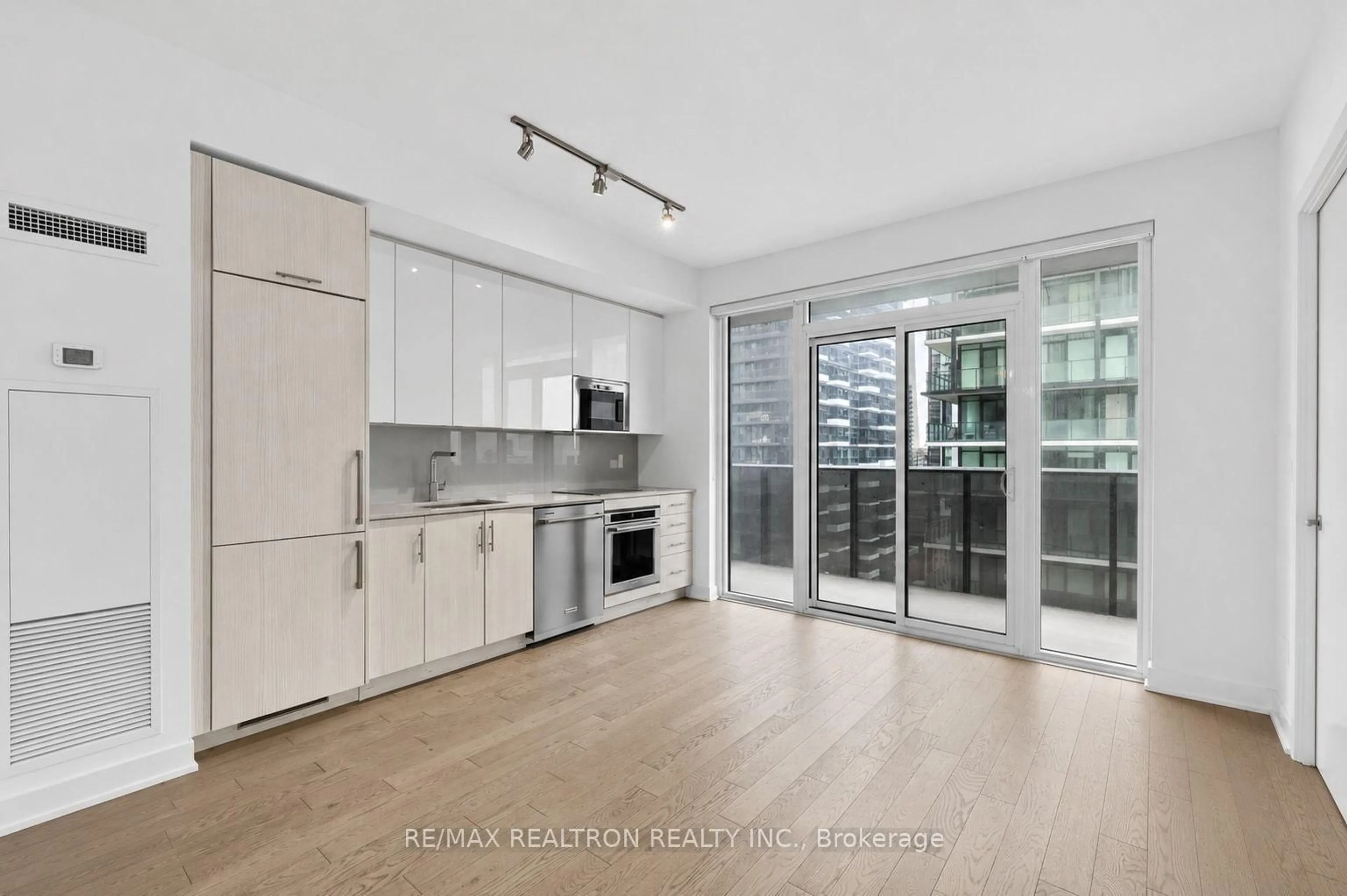Unknown for 330 Richmond St #2203, Toronto Ontario M5V 0M4