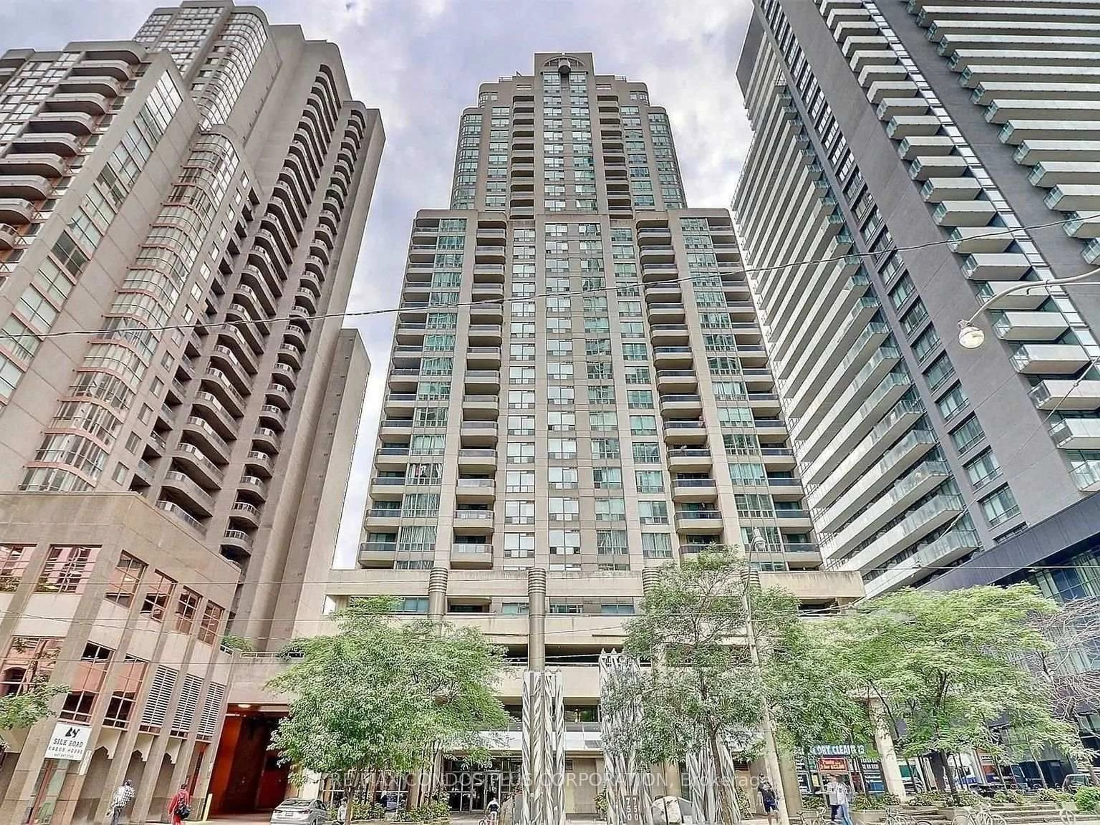 Indoor foyer for 750 Bay St #808, Toronto Ontario M5G 1N6