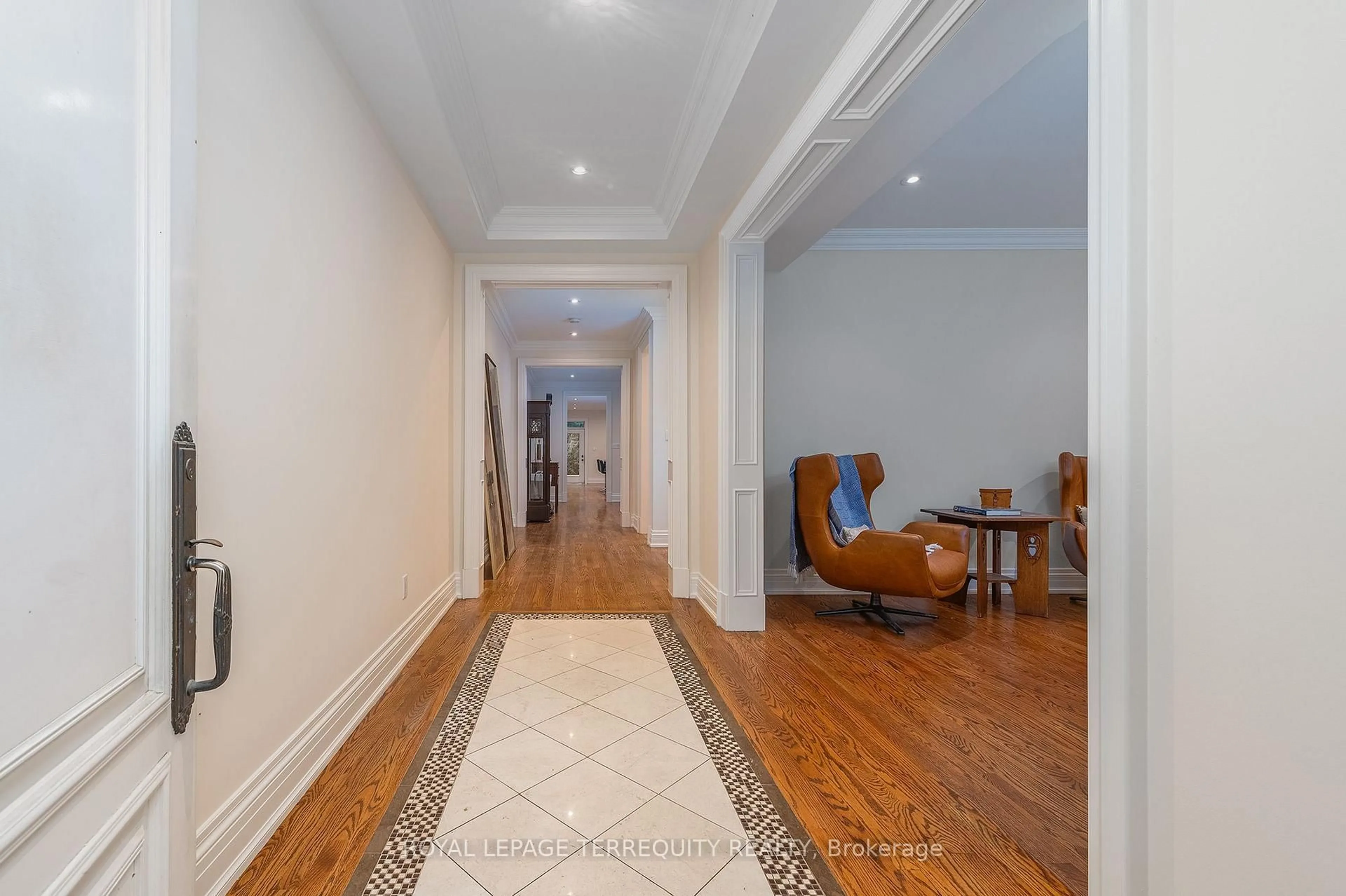 Indoor foyer for 329 Walmer Rd, Toronto Ontario M5R 2Y3