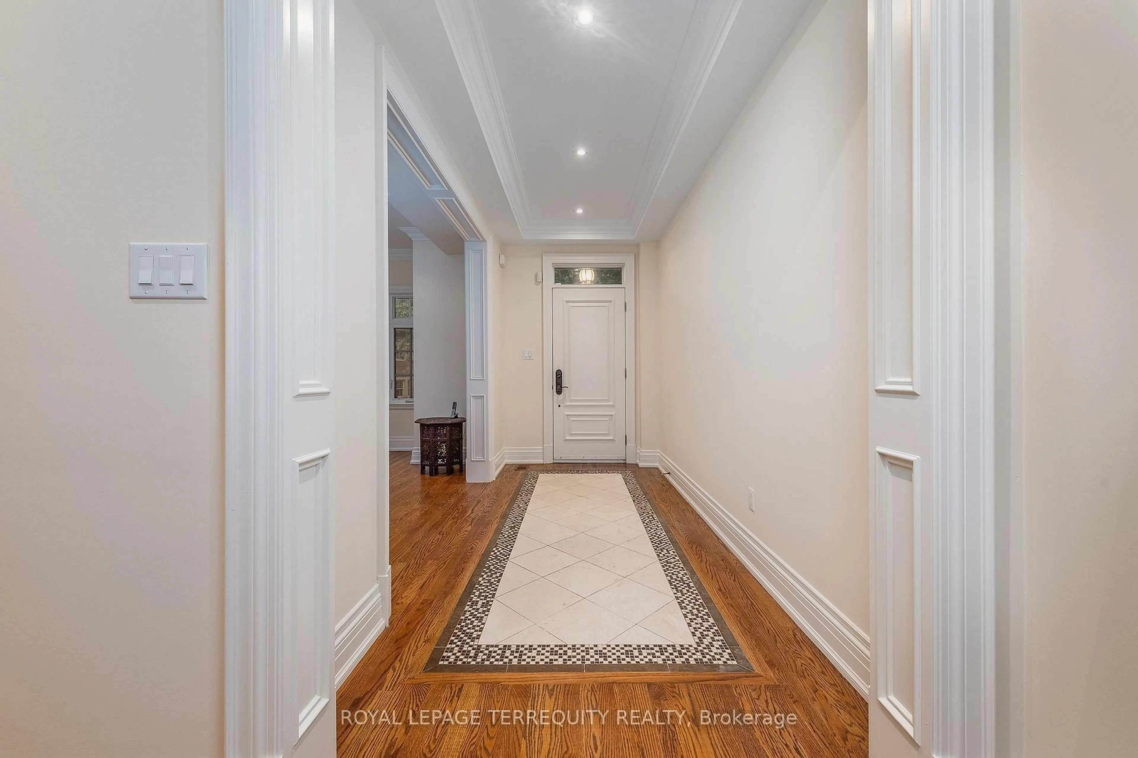 Indoor entryway for 329 Walmer Rd, Toronto Ontario M5R 2Y3