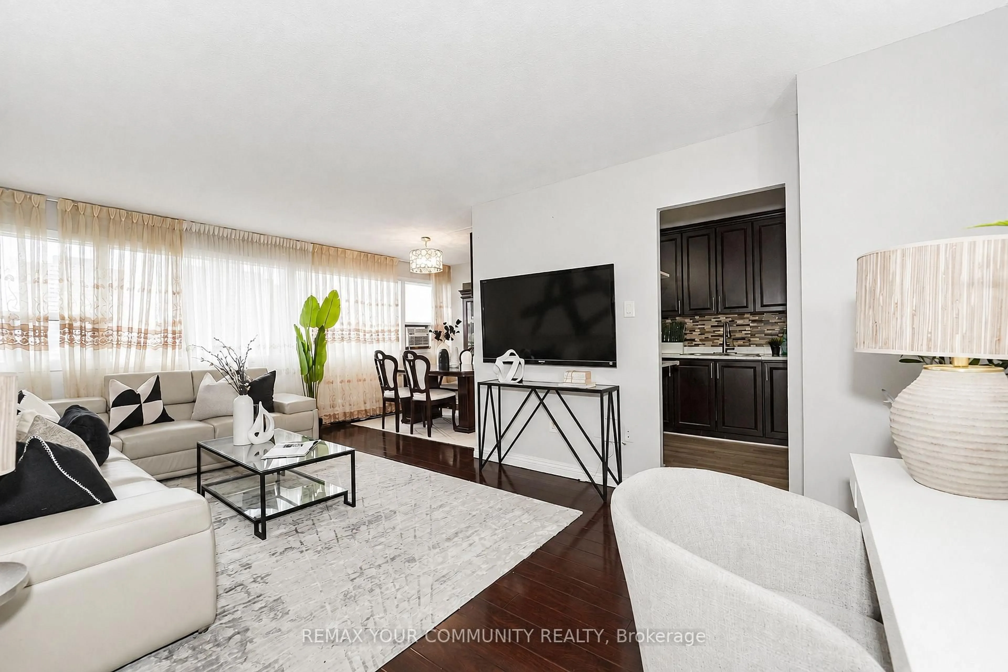 Living room with furniture, wood/laminate floor for 100 Leeward Glenway #1105, Toronto Ontario M3C 2Z1