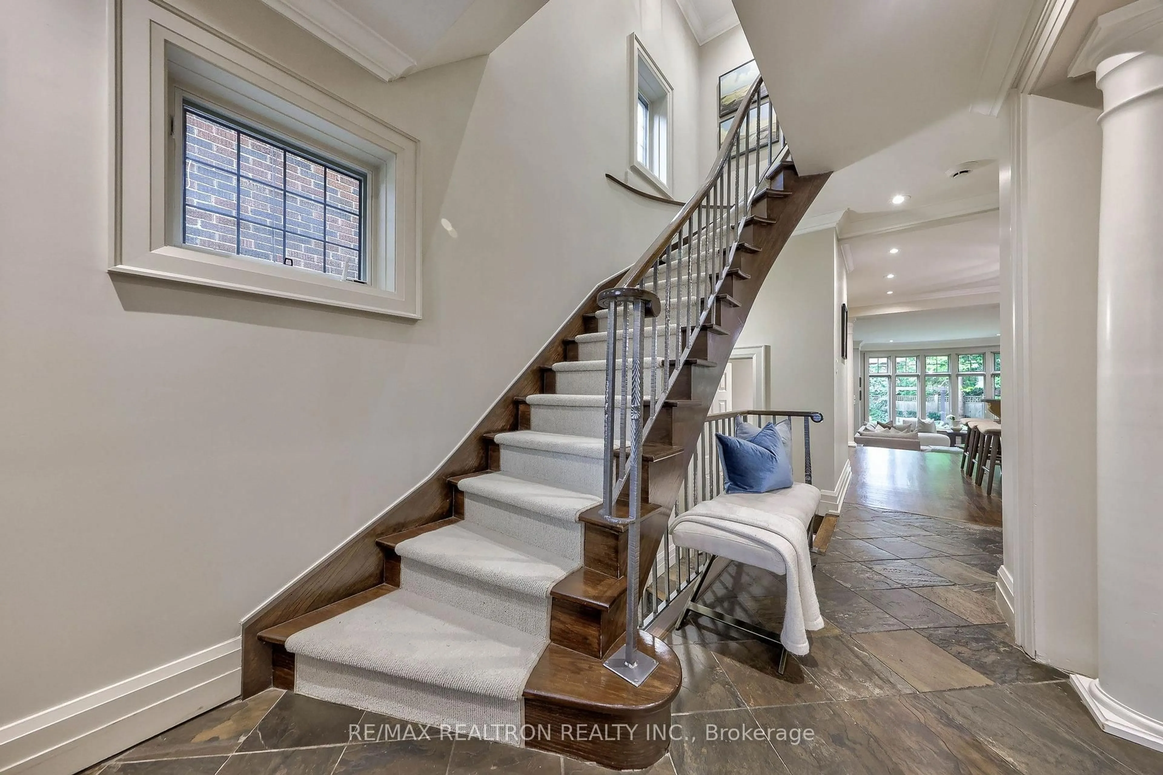 Indoor entryway for 43 Joicey Blvd, Toronto Ontario M5M 2S8