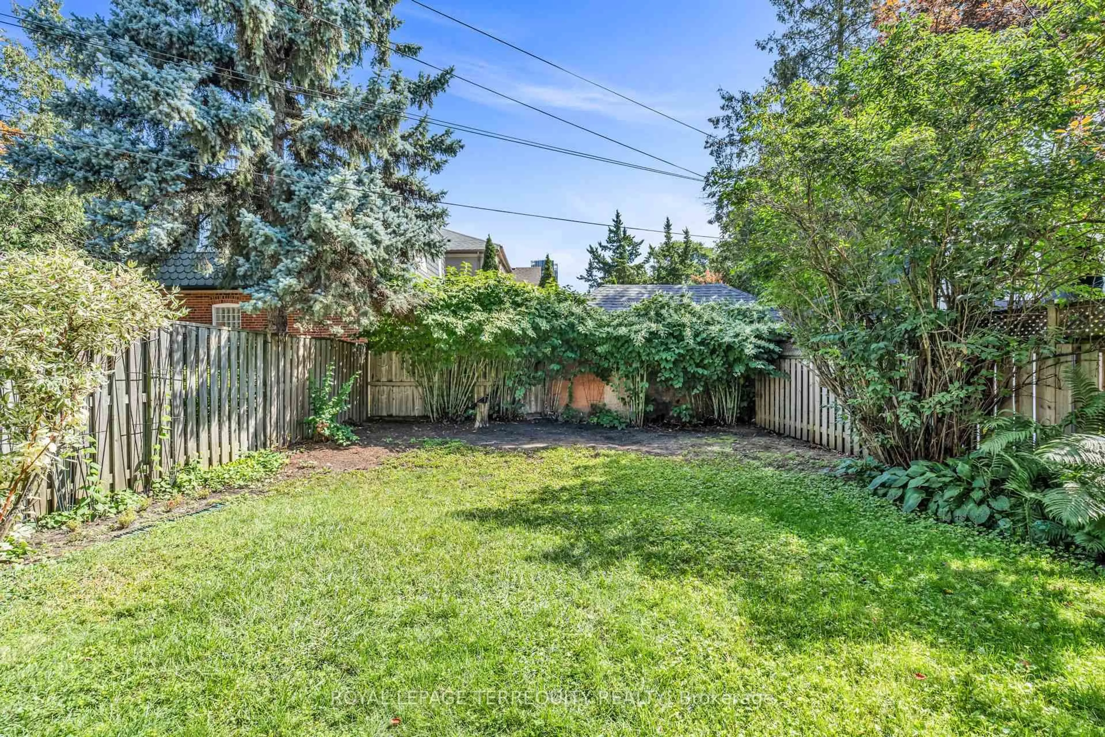 Patio, street for 391 Sutherland Dr, Toronto Ontario M4G 1K1