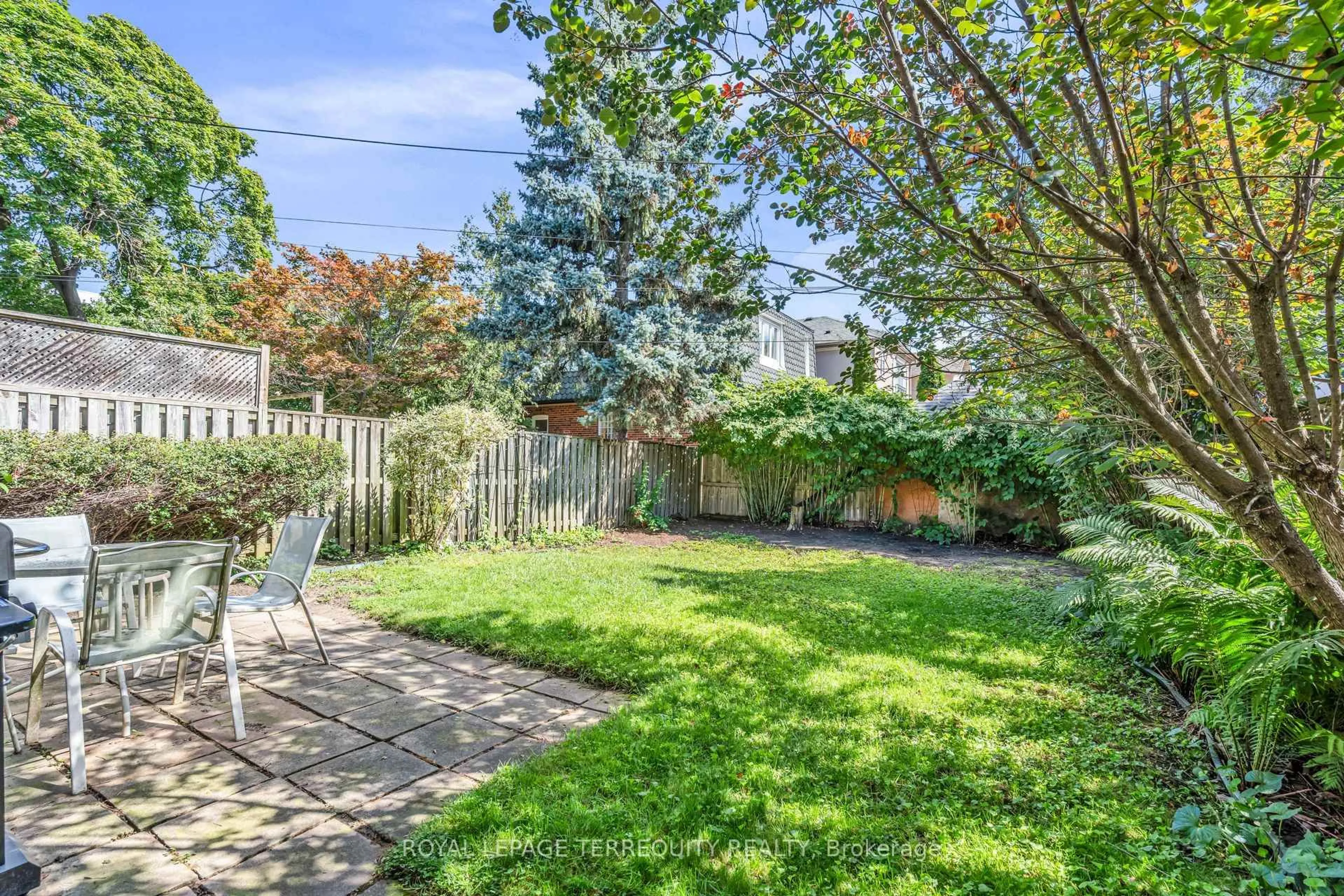 Patio, street for 391 Sutherland Dr, Toronto Ontario M4G 1K1
