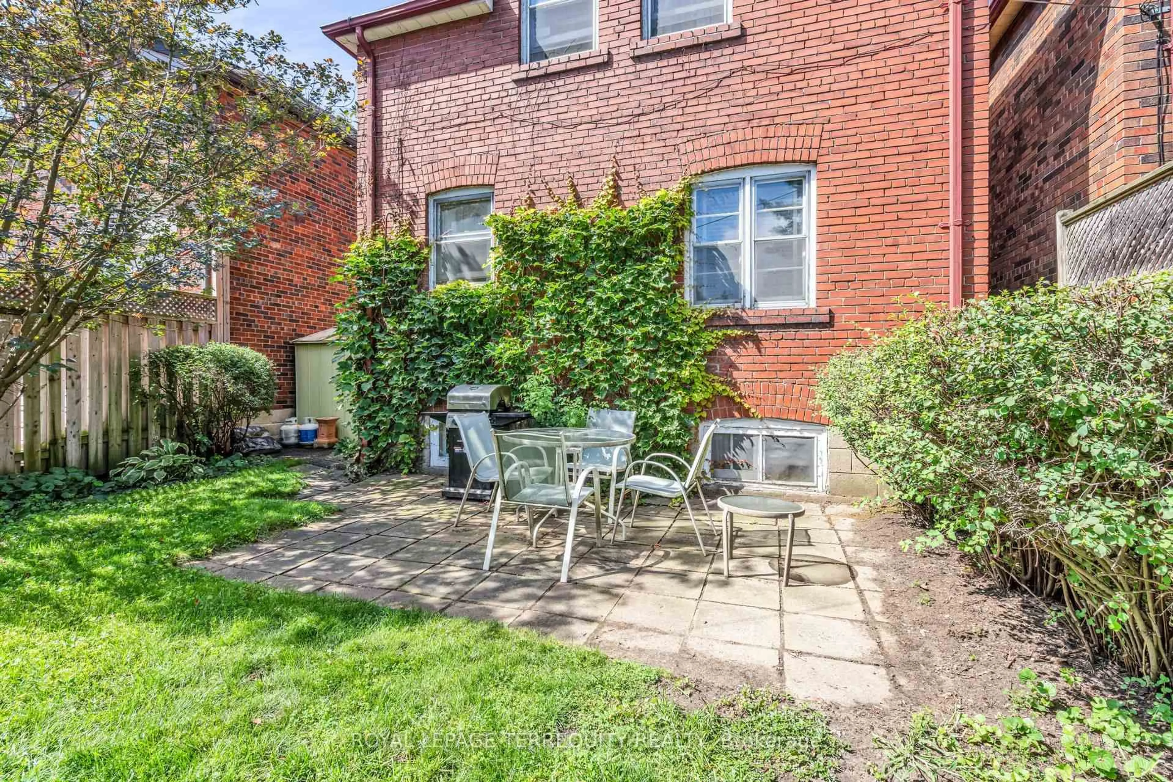 Patio, street for 391 Sutherland Dr, Toronto Ontario M4G 1K1
