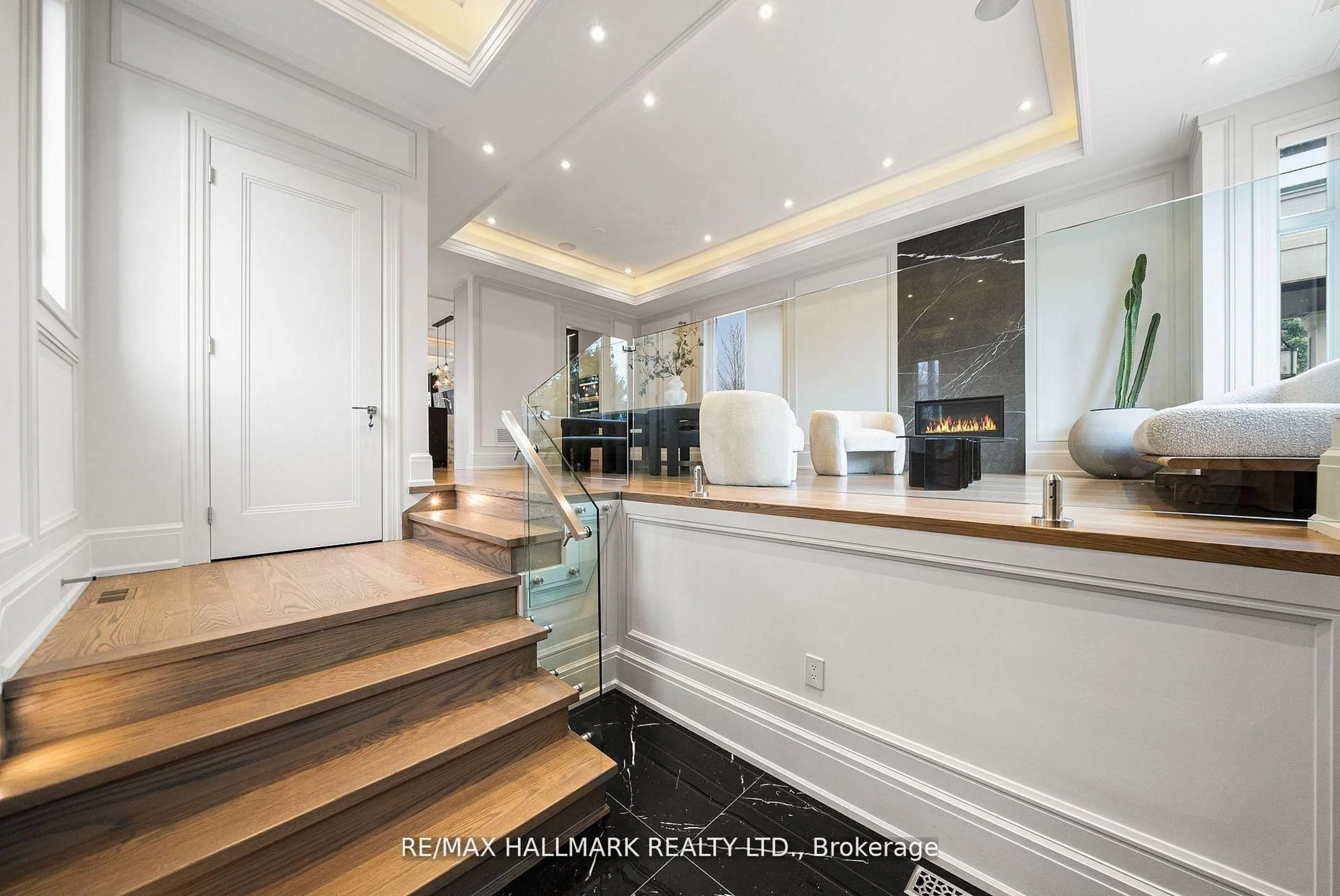 Indoor foyer for 210 Horsham Ave, Toronto Ontario M2N 2A5