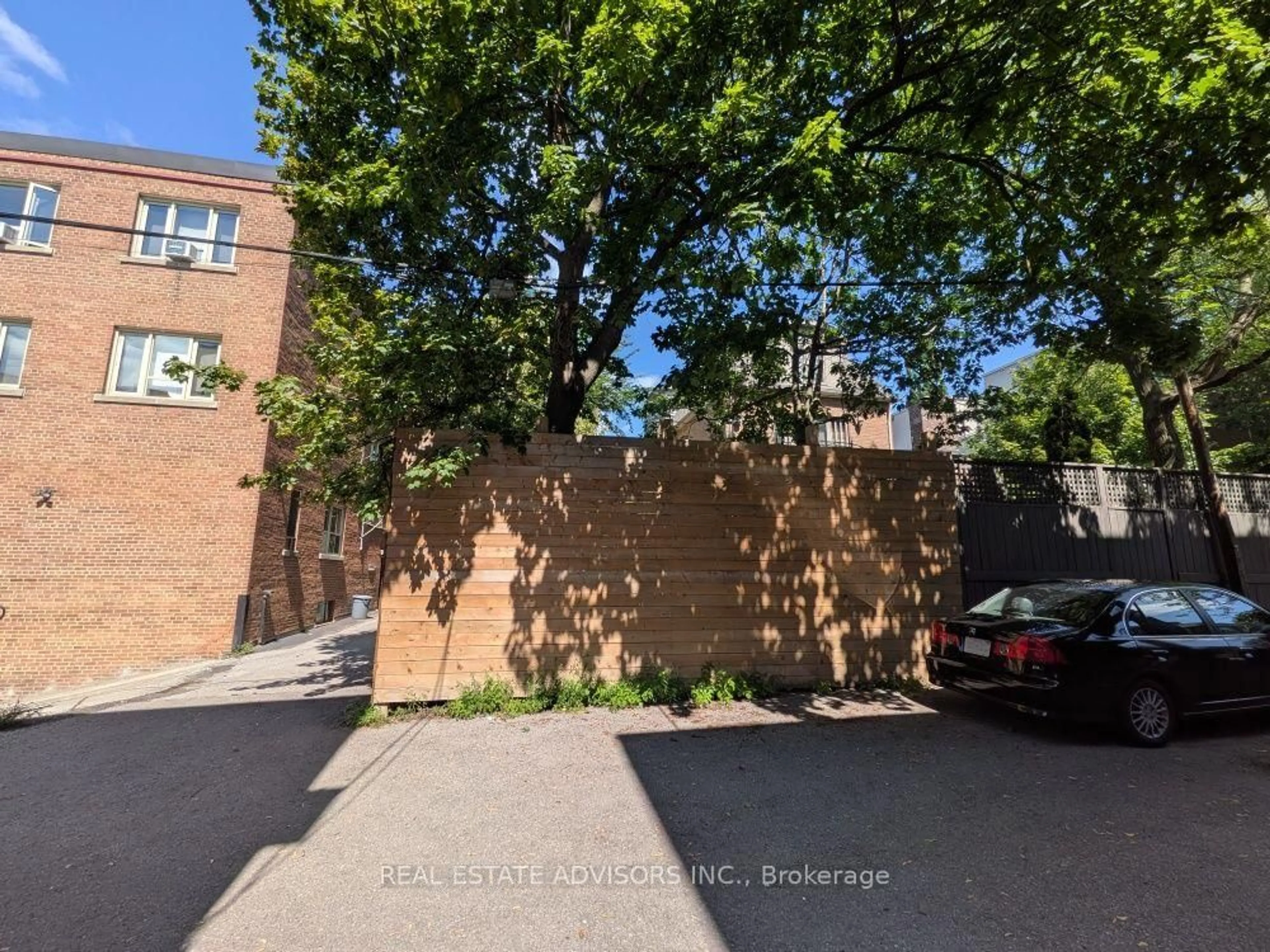 A pic from outside/outdoor area/front of a property/back of a property/a pic from drone, street for 29 Thelma Ave, Toronto Ontario M4V 1X8