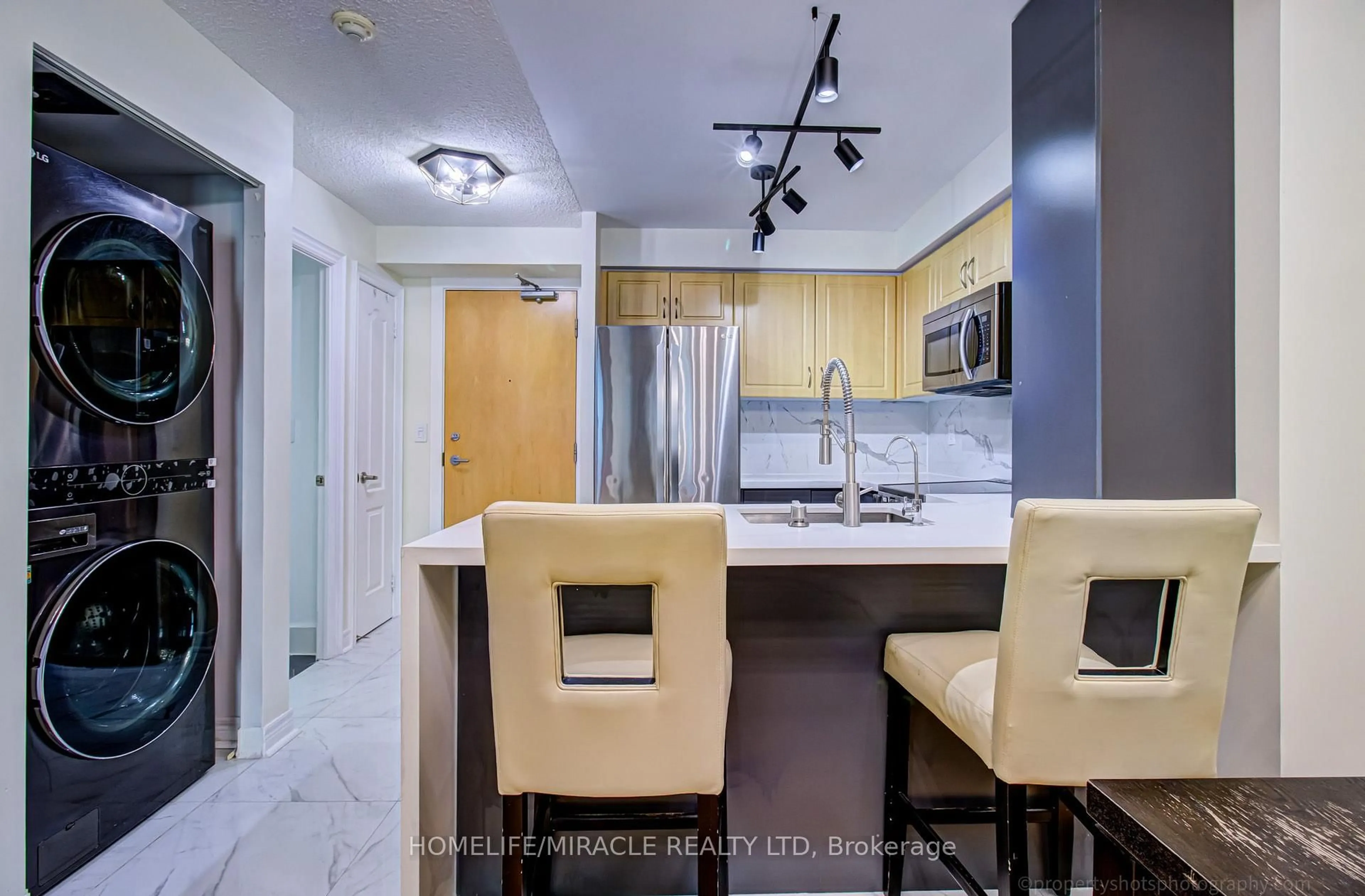 Standard kitchen, unknown for 212 Eglinton Ave #705, Toronto Ontario M4P 0A3