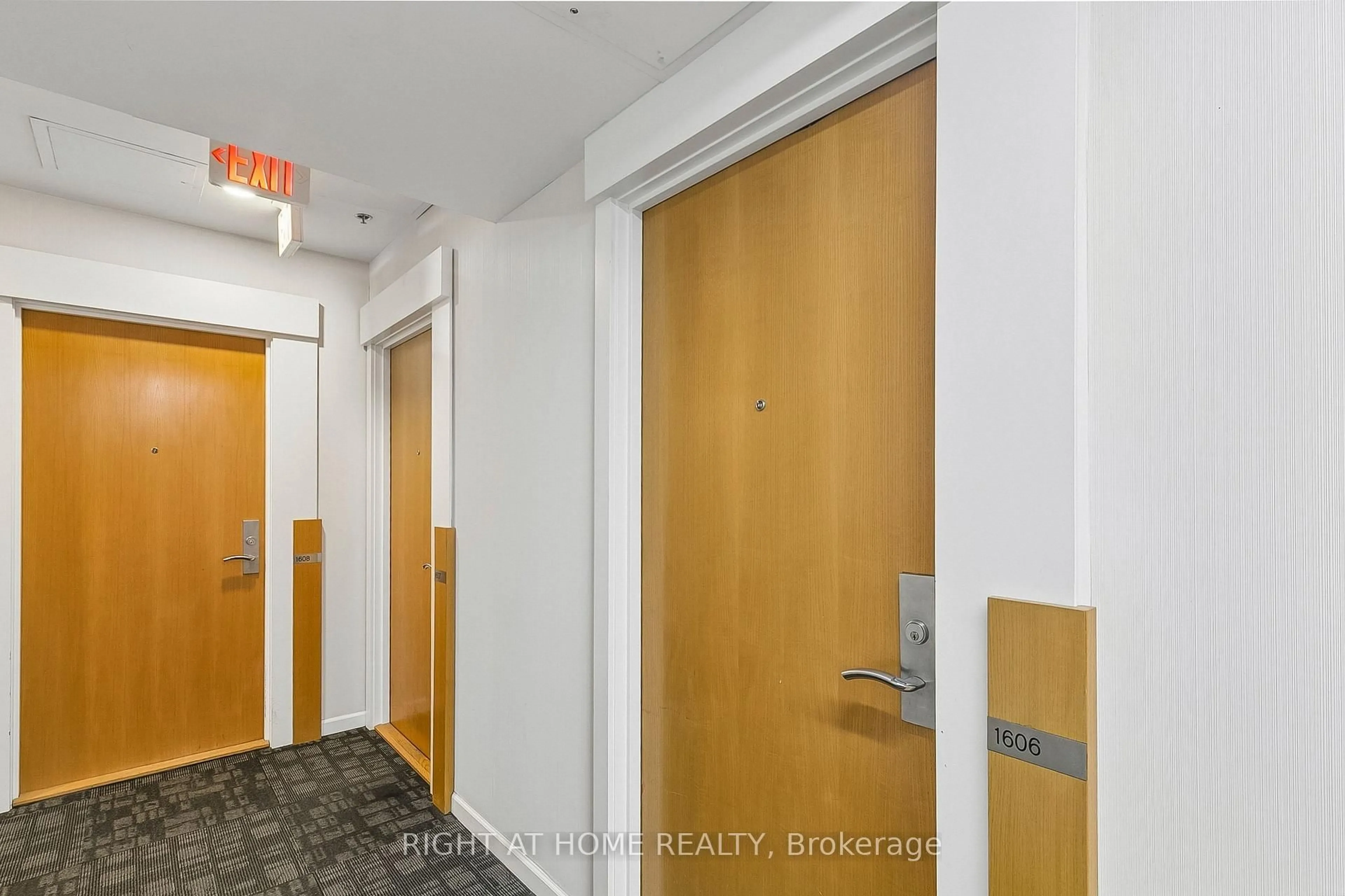 Indoor foyer for 375 King St #1606, Toronto Ontario M5V 1K5