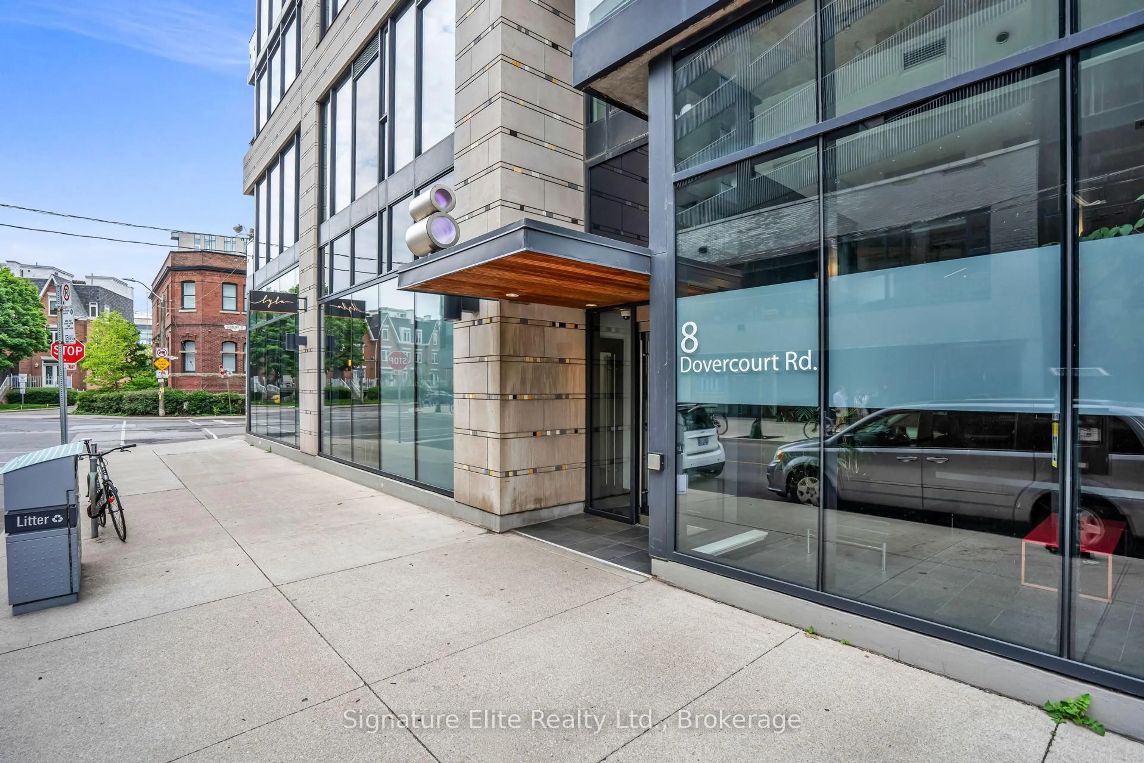 Indoor foyer for 8 Dovercourt Rd #402, Toronto Ontario M6J 0B6