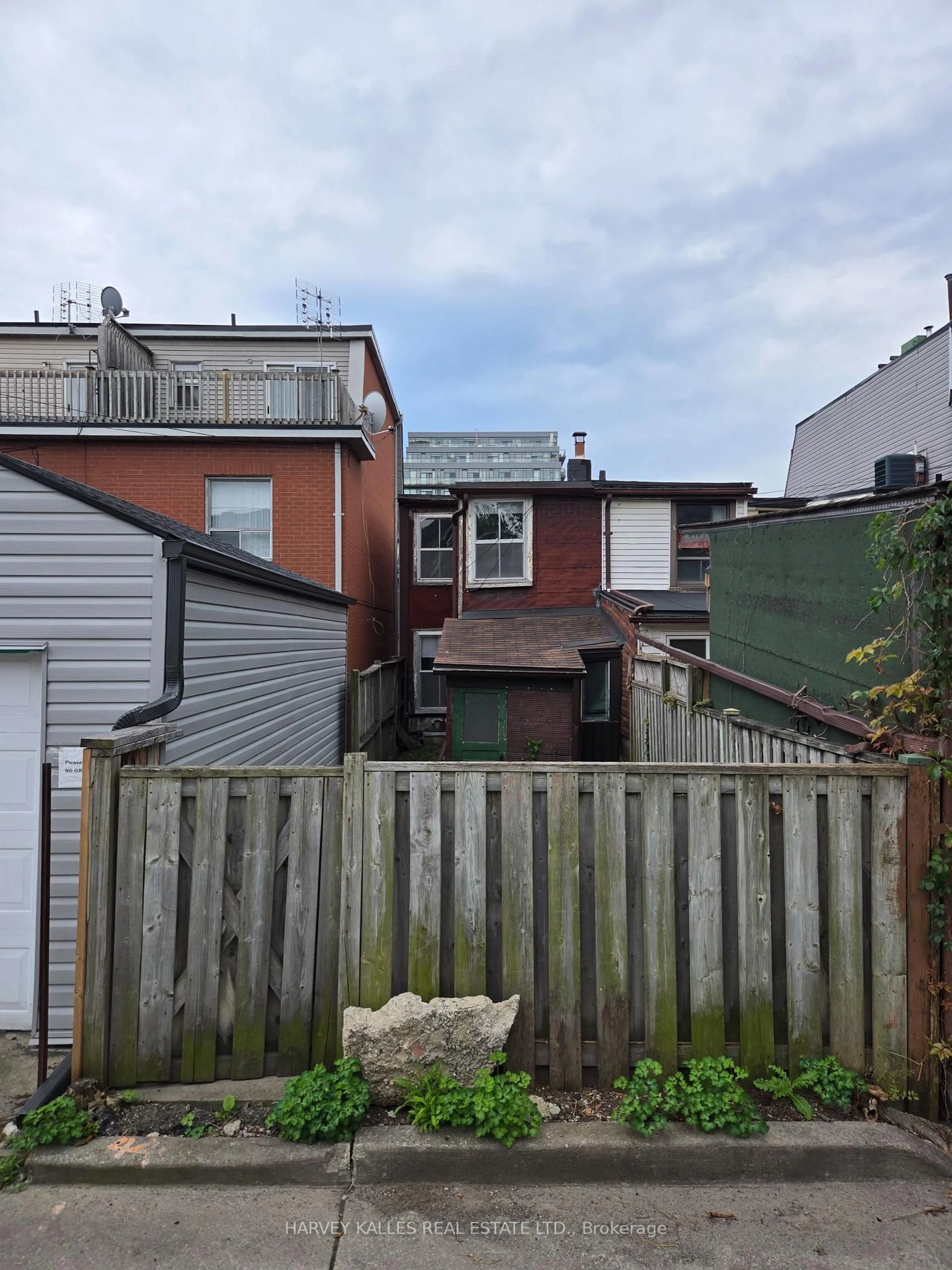 A pic from outside/outdoor area/front of a property/back of a property/a pic from drone, street for 12 Whitaker Ave, Toronto Ontario M6J 1A1