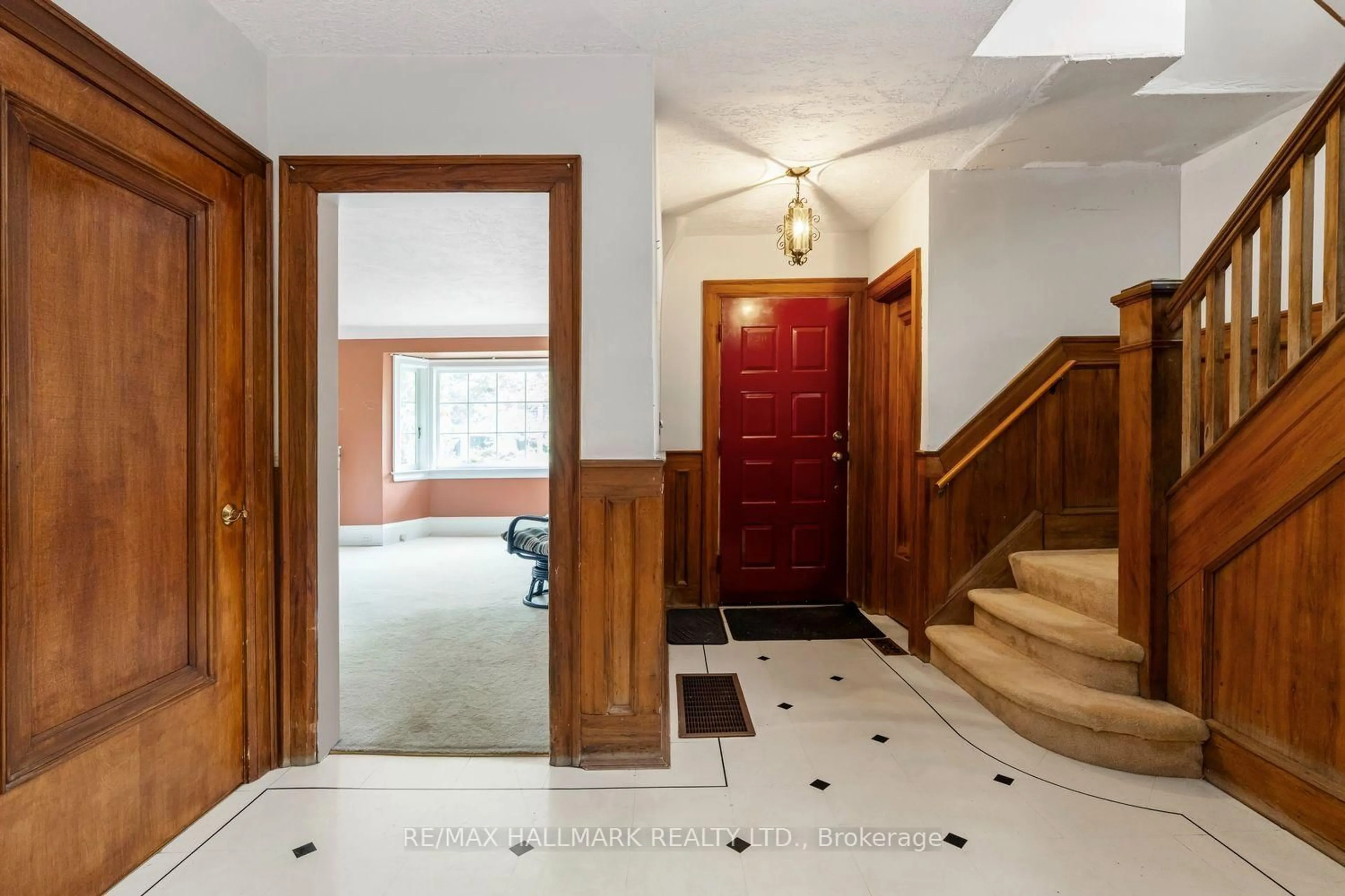 Indoor foyer for 48 Chatsworth Dr, Toronto Ontario M4R 1R5