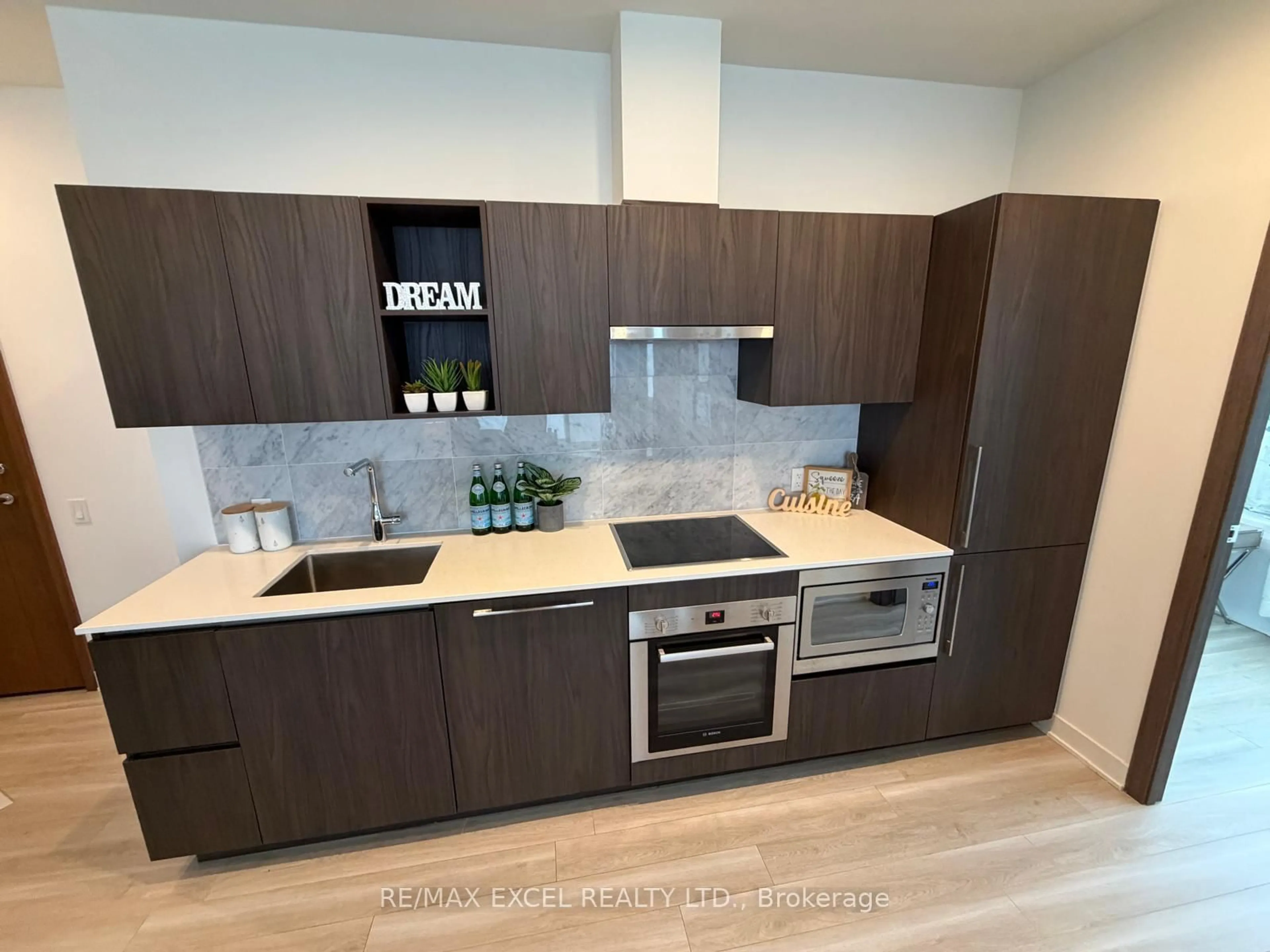 Contemporary kitchen, wood/laminate floor for 17 Bathurst St #4606, Toronto Ontario M5V 0N1