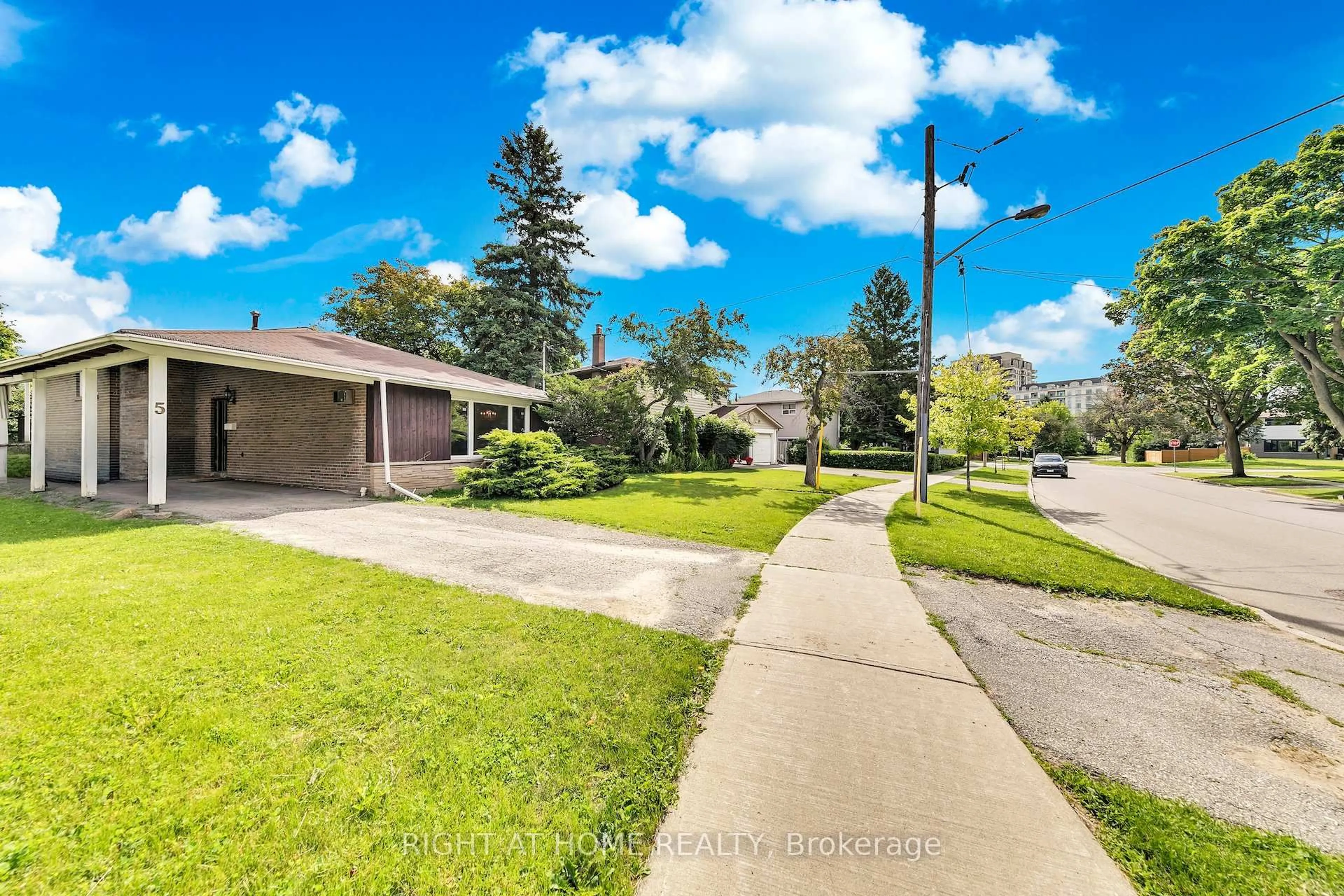 A pic from outside/outdoor area/front of a property/back of a property/a pic from drone, street for 5 Clareville Cres, Toronto Ontario M2J 2B9