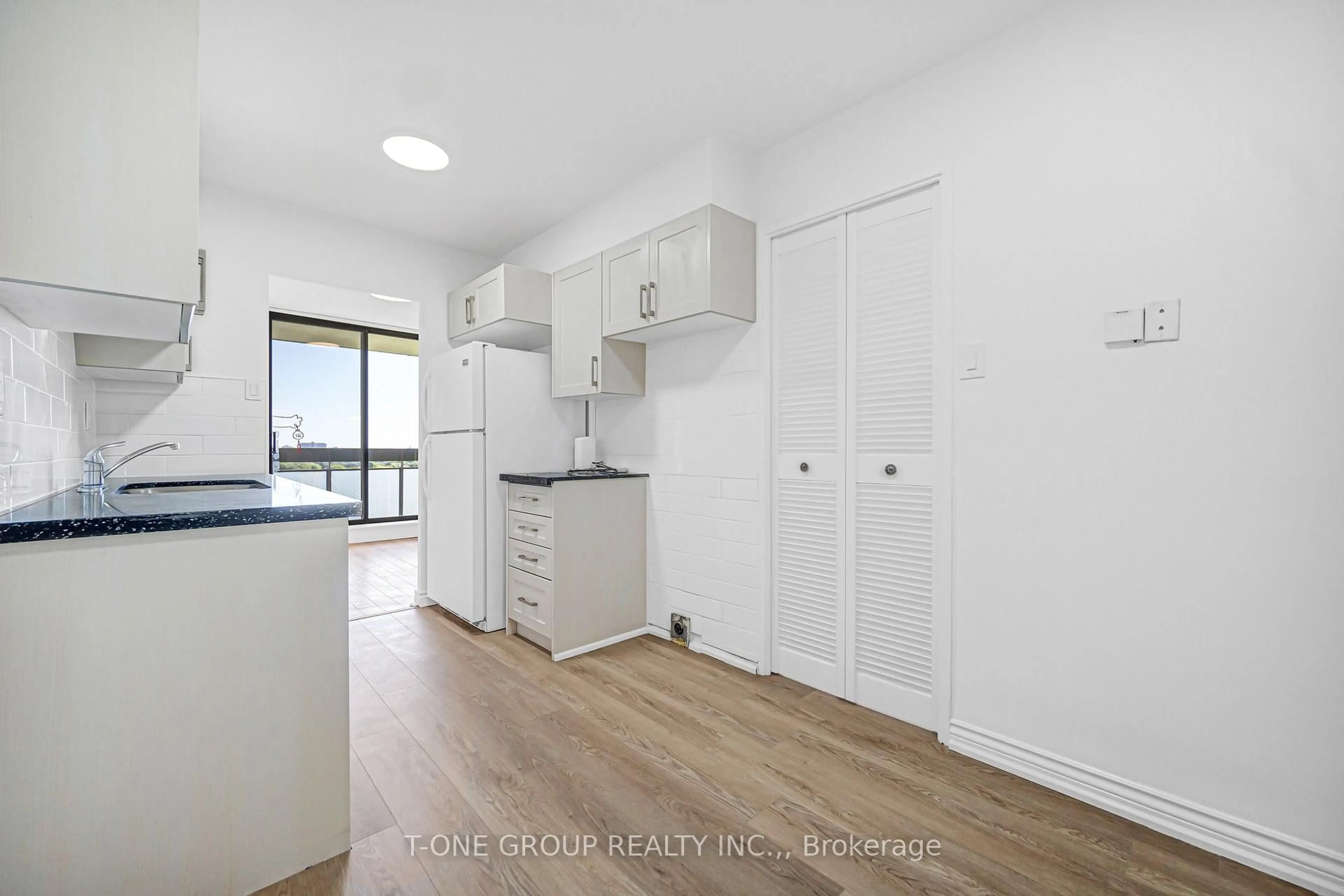 Standard kitchen, unknown for 350 Seneca Hill Dr #1511, Toronto Ontario M2J 4S7