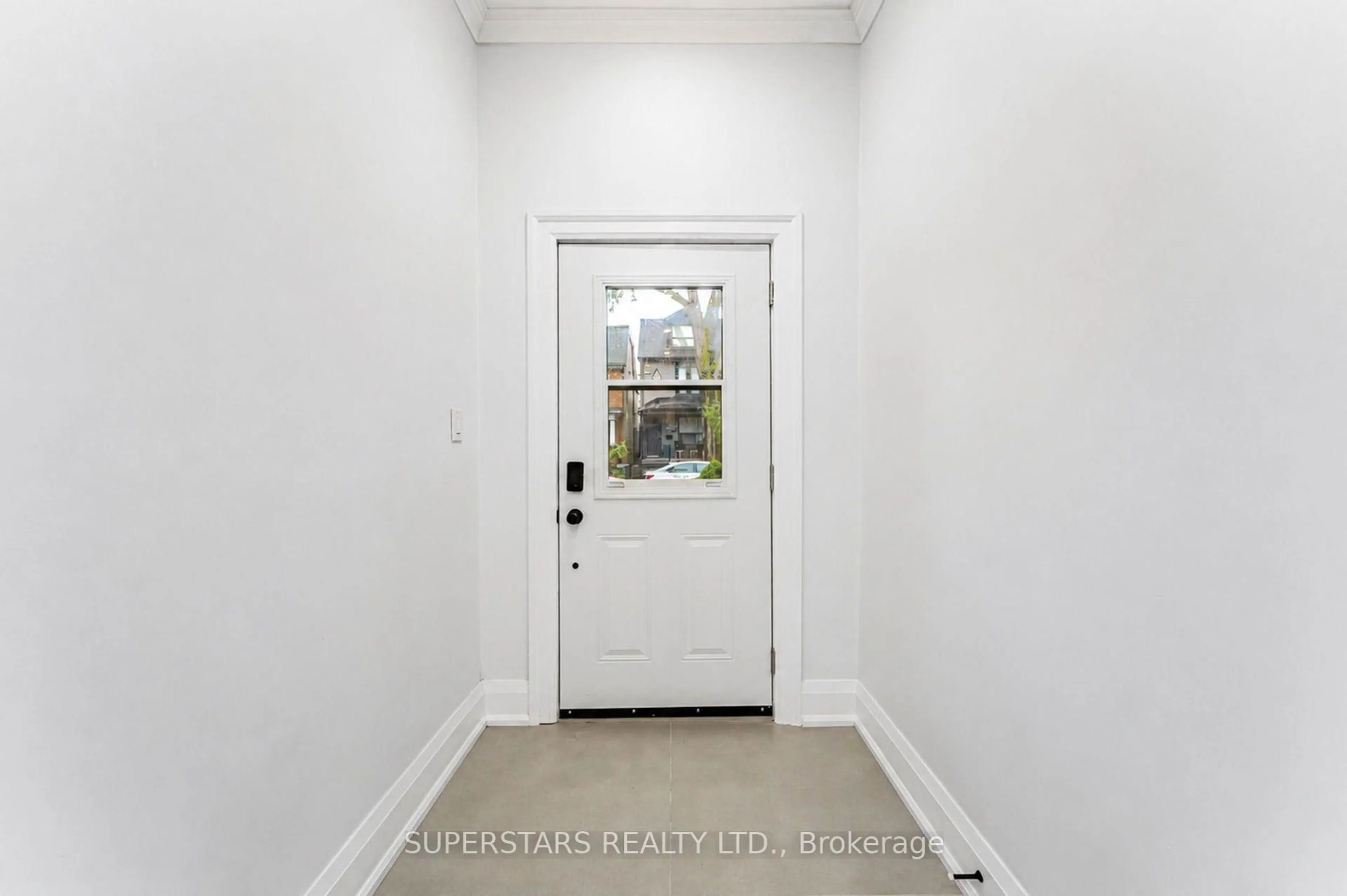 Indoor entryway for 105 Bellwoods Ave, Toronto Ontario M6J 3N4