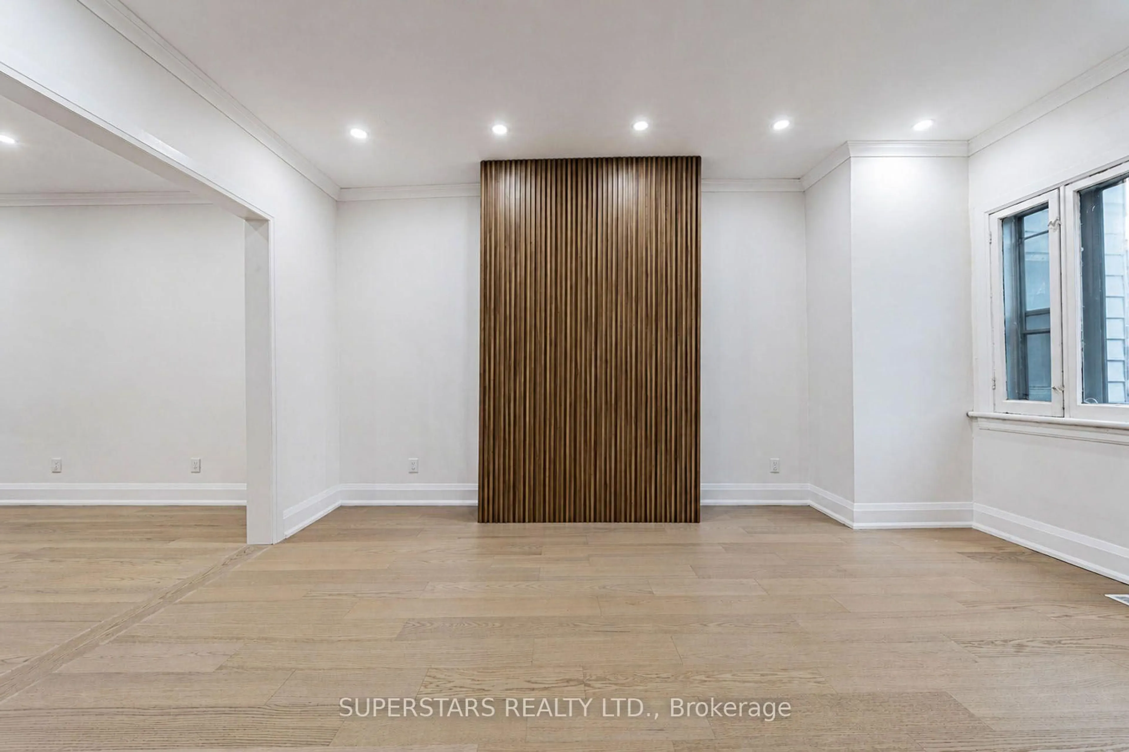 Unknown for 105 Bellwoods Ave, Toronto Ontario M6J 3N4