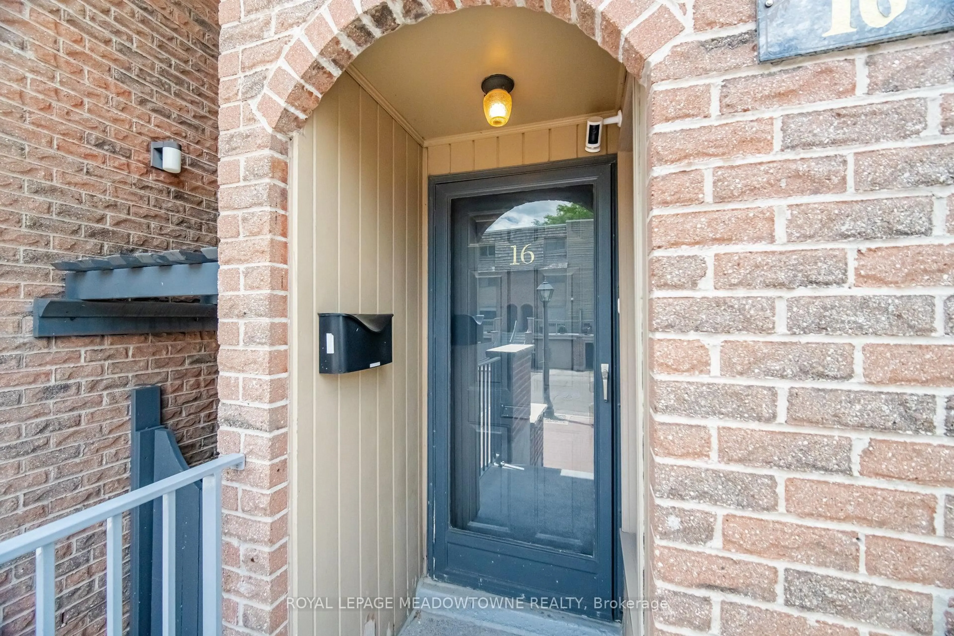 Indoor entryway for 16 Dutch Myrtle Way, Toronto Ontario M3B 3K8