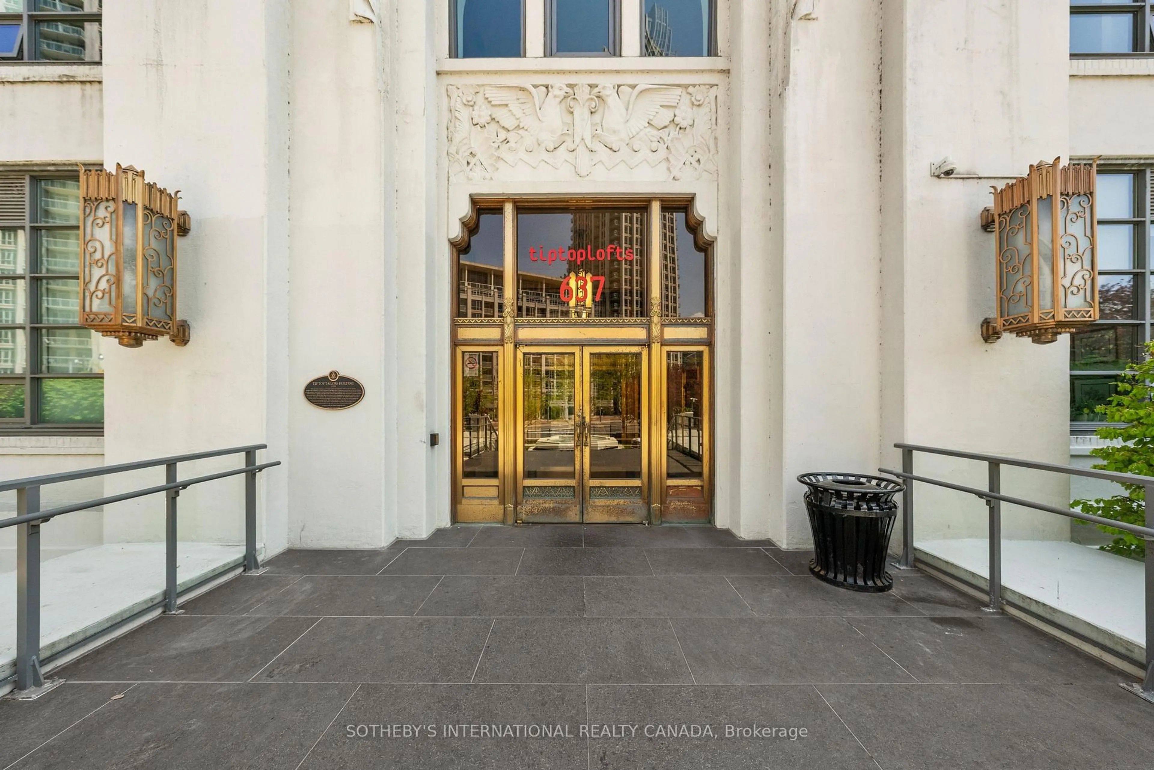 Indoor foyer for 637 Lake Shore Blvd #614, Toronto Ontario M5V 3J6