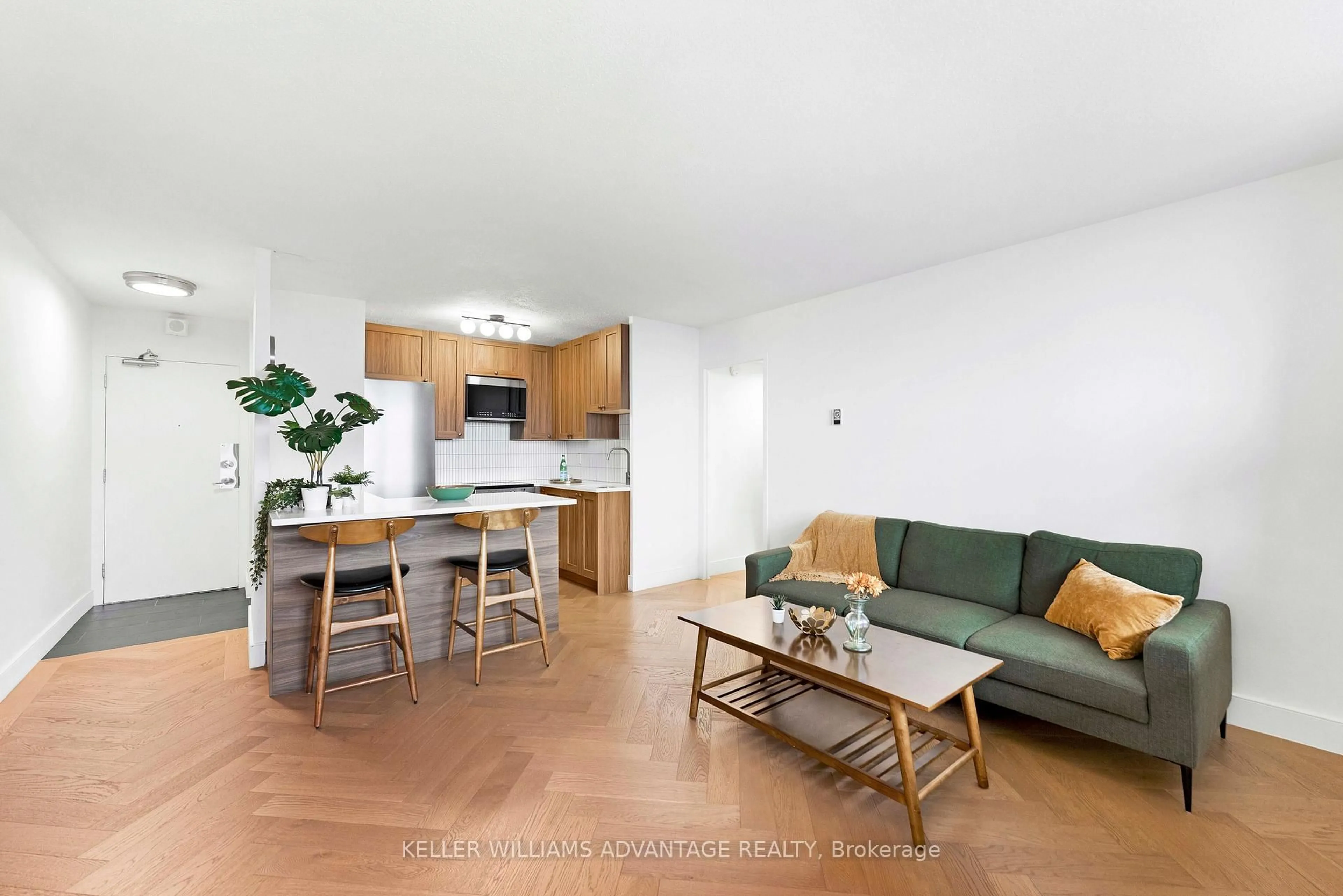 Living room with furniture, wood/laminate floor for 40 Homewood Ave #2216, Toronto Ontario M4Y 2K2