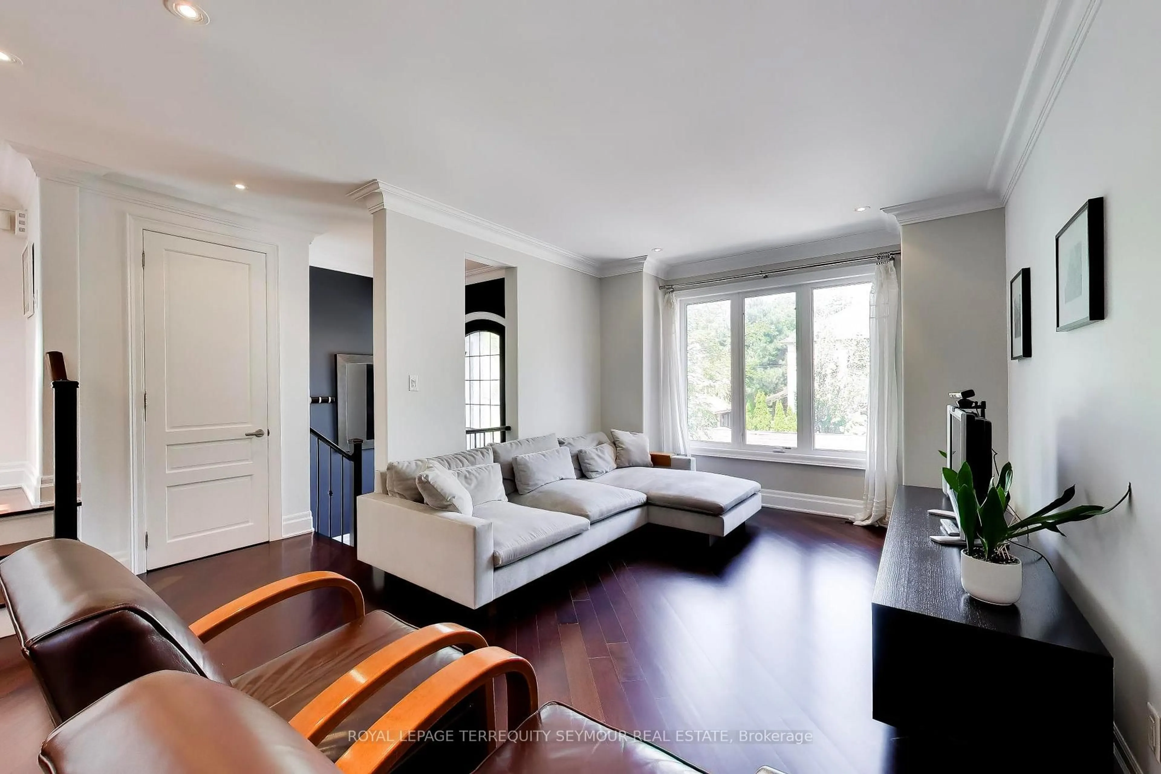 Living room with furniture, wood/laminate floor for 459 Soudan Ave, Toronto Ontario M4S 1X1