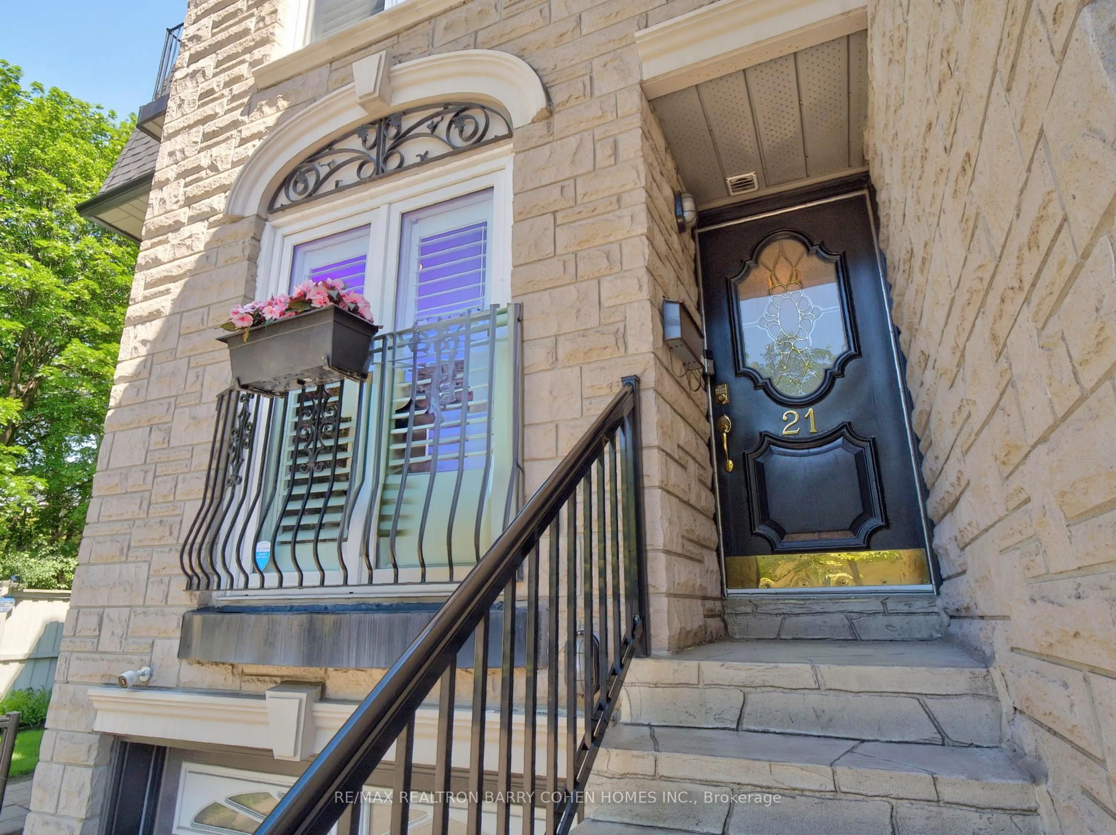 Indoor entryway for 21 Birchbank Lane, Toronto Ontario M3B 2Y2