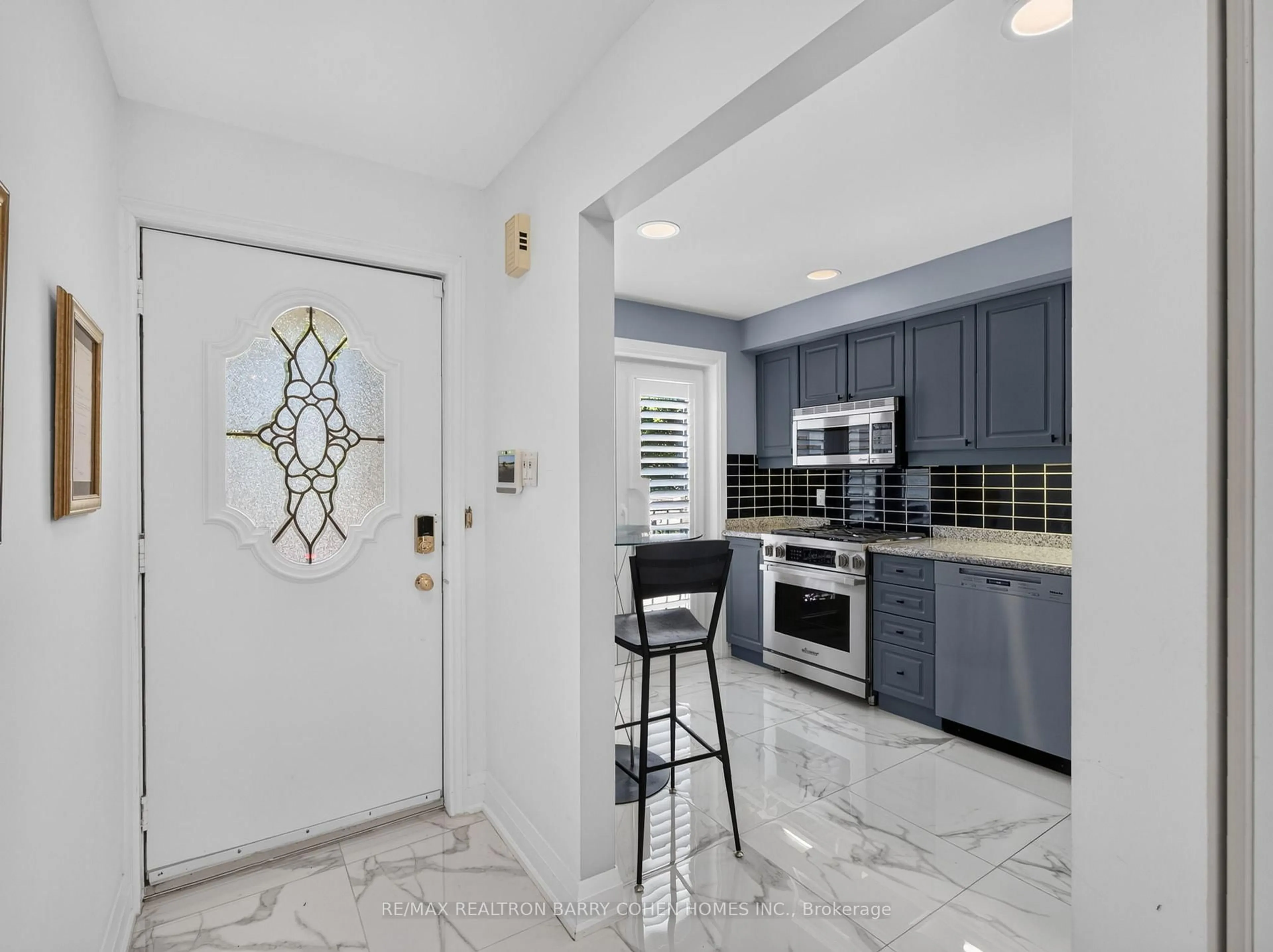Open concept kitchen, ceramic/tile floor for 21 Birchbank Lane, Toronto Ontario M3B 2Y2