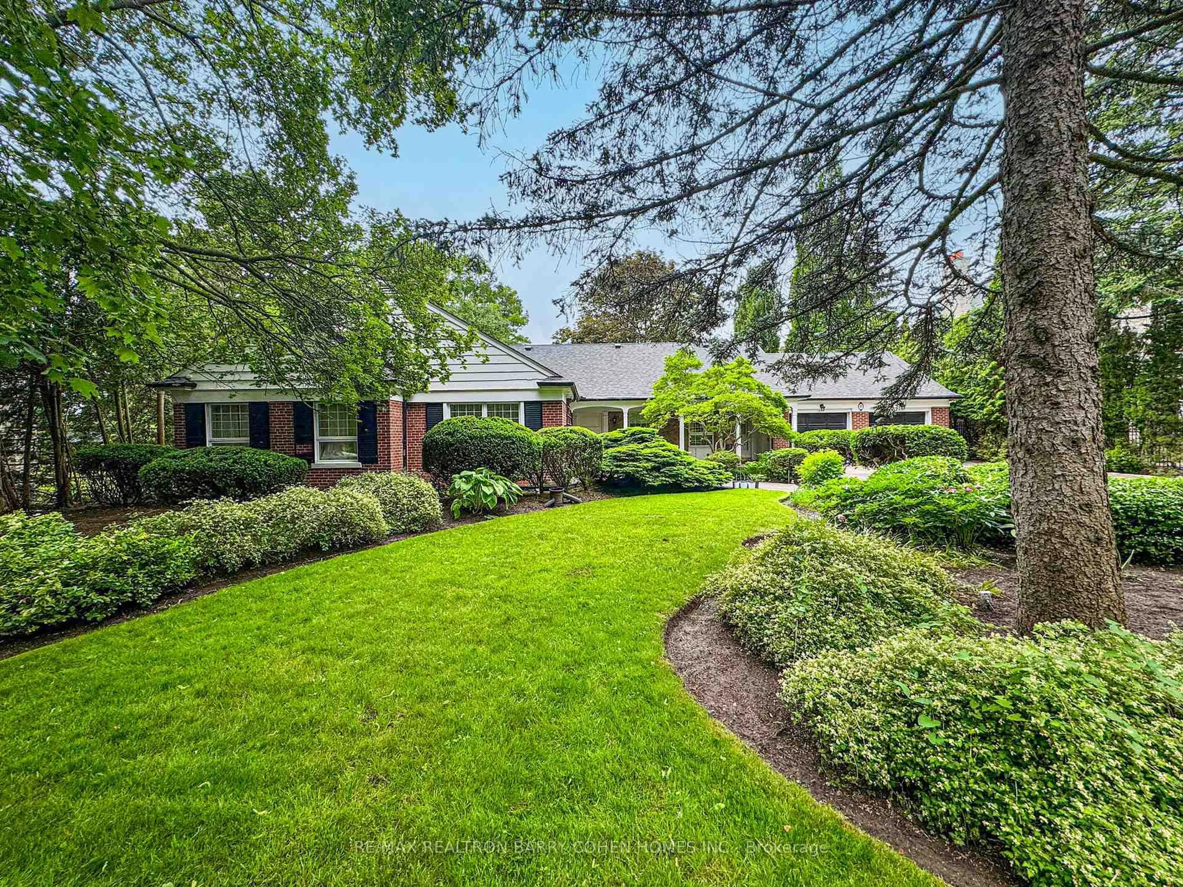 A pic from outside/outdoor area/front of a property/back of a property/a pic from drone, street for 35 Bayview Rdge, Toronto Ontario M2L 1E3