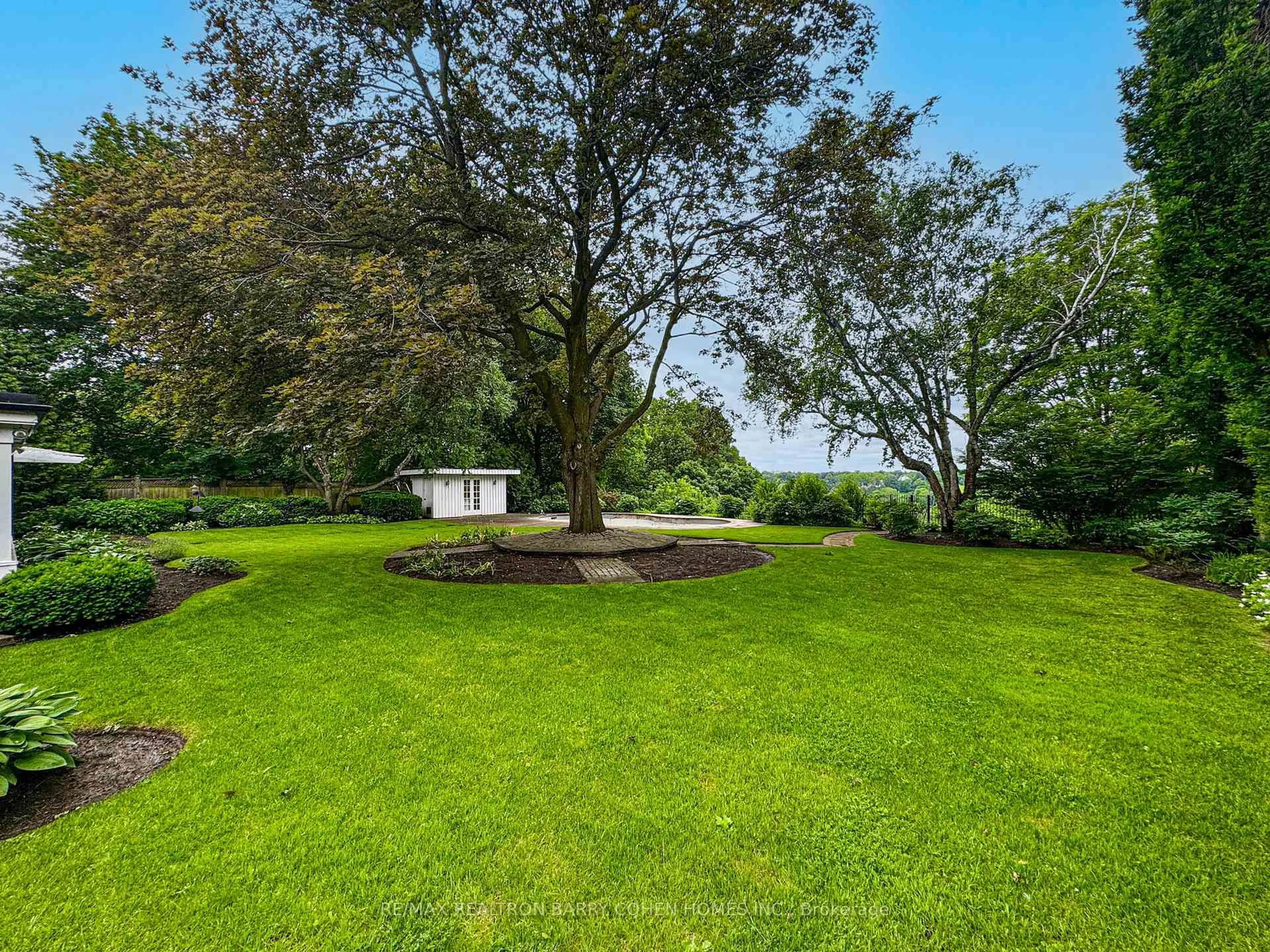 A pic from outside/outdoor area/front of a property/back of a property/a pic from drone, water/lake/river/ocean view for 35 Bayview Rdge, Toronto Ontario M2L 1E3