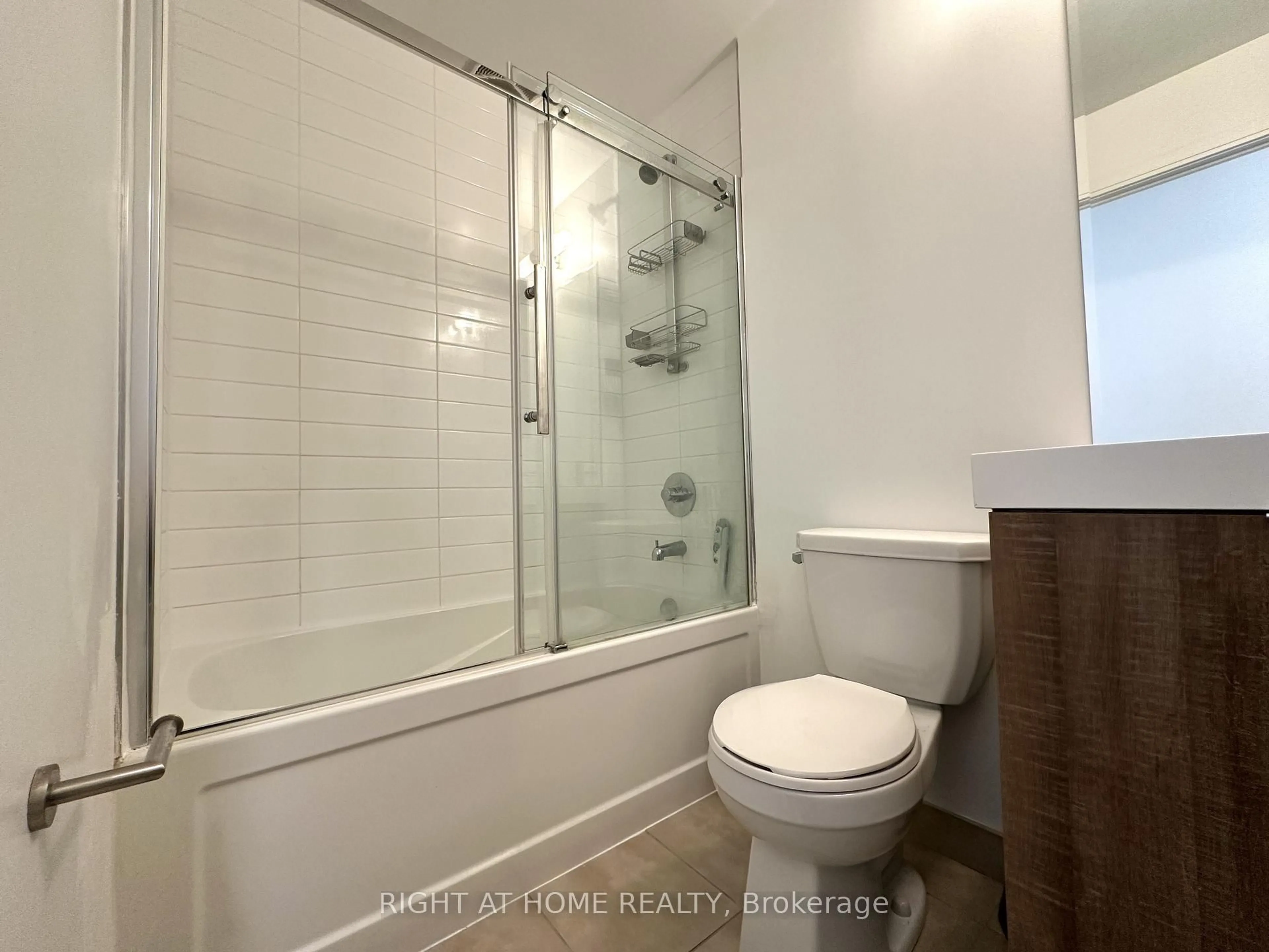 Standard bathroom, unknown for 621 Sheppard Ave #321, Toronto Ontario M2K 1B5