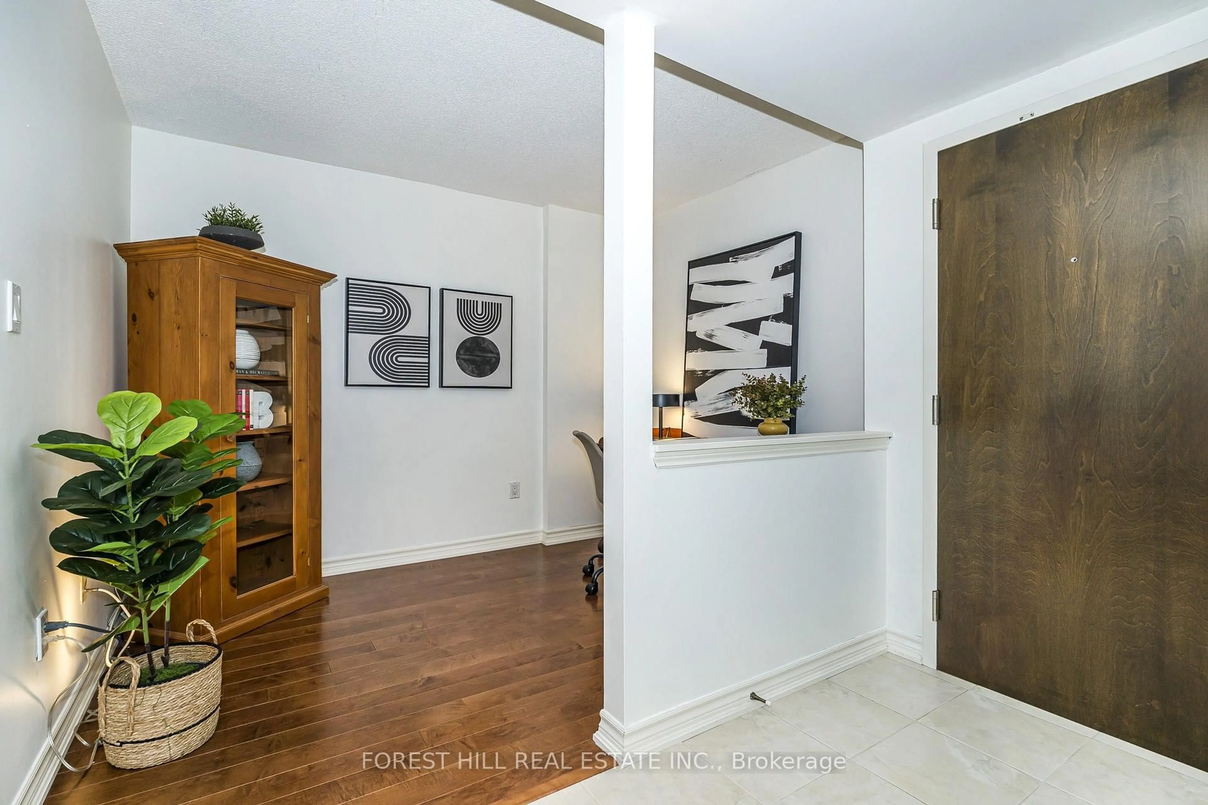 Indoor entryway for 225 Davenport Rd #319, Toronto Ontario M5R 3R2